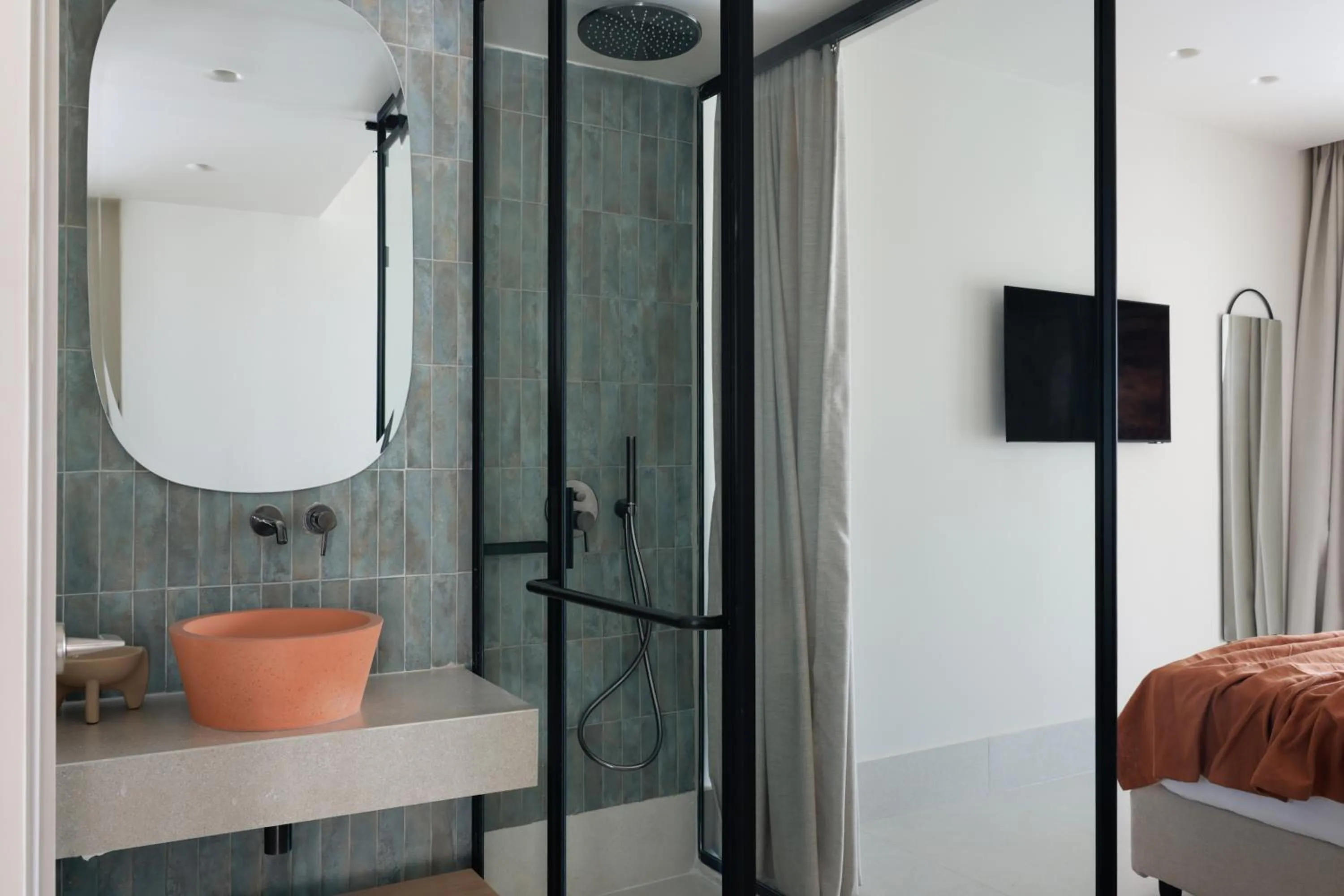 Shower, Bed in Cavo Marelia