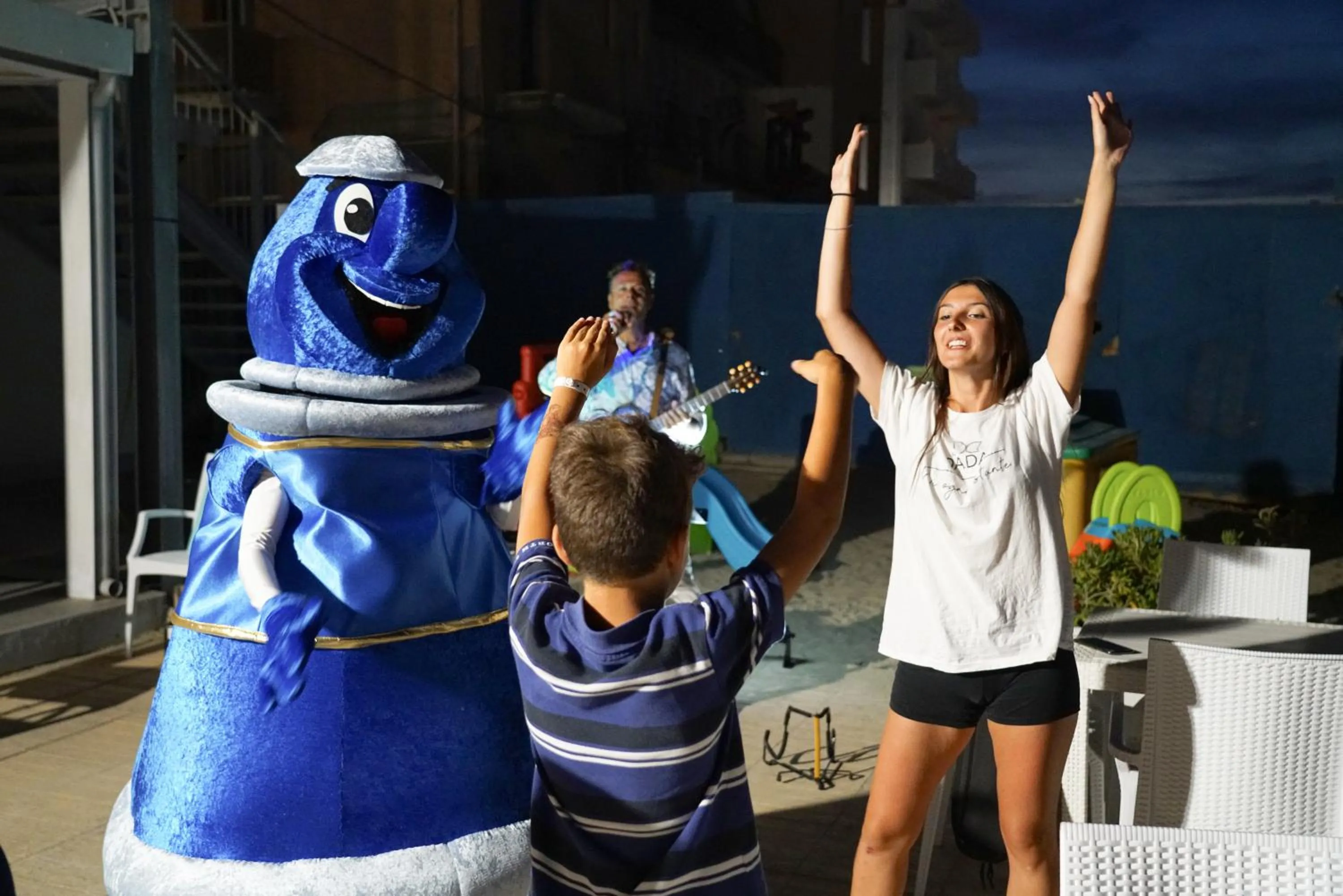 Evening entertainment in Hotel Imperial Beach - Dada Hotels