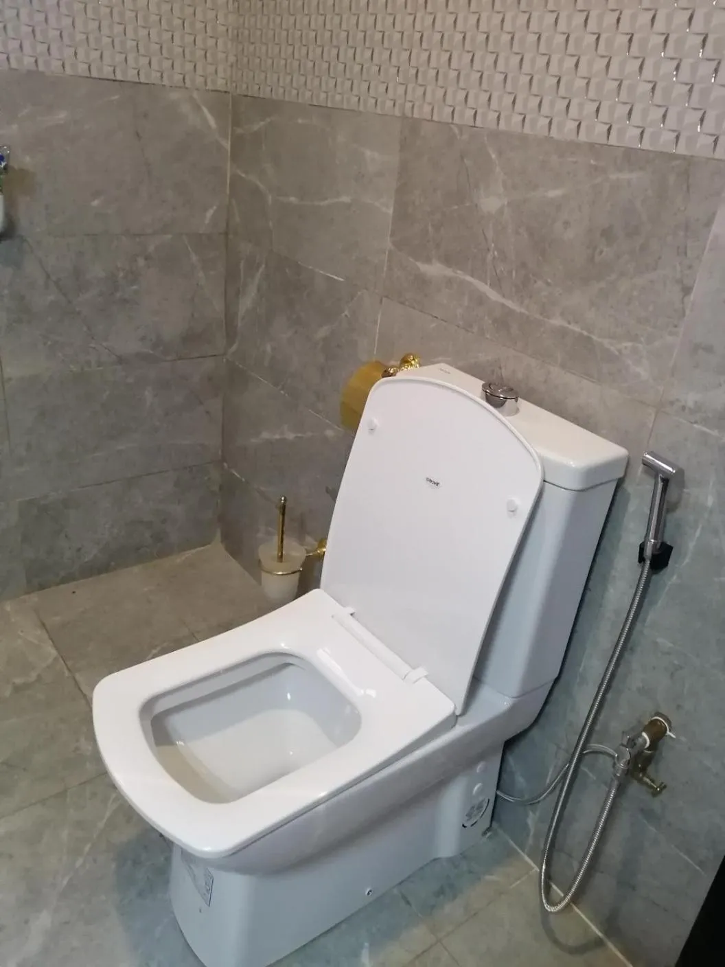 Toilet in RÉSIDENCE HÔTELIÈRE KAWEROU