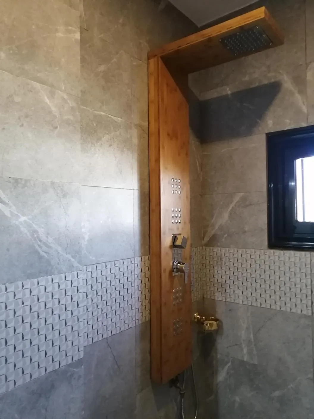 Shower in RÉSIDENCE HÔTELIÈRE KAWEROU