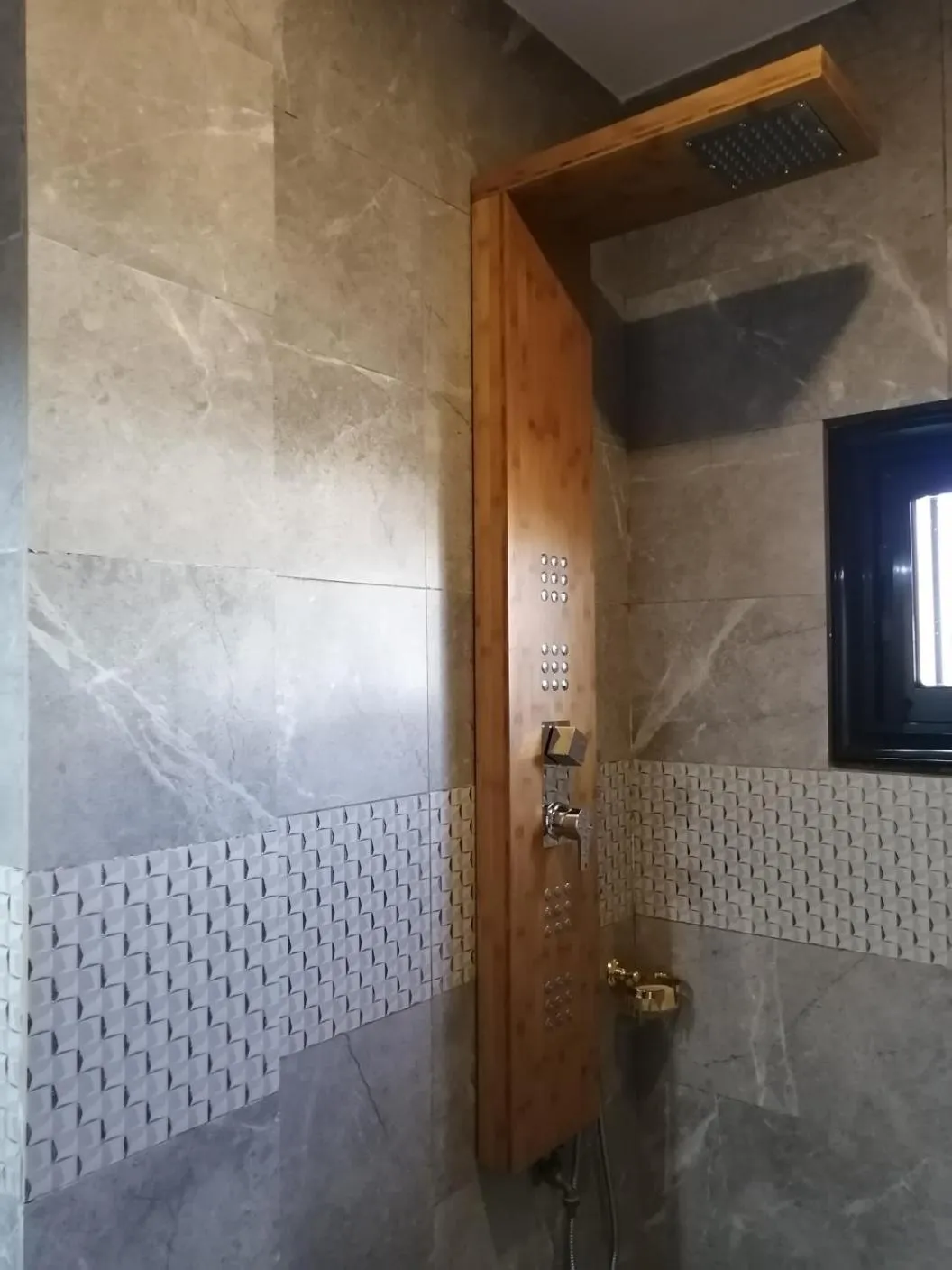 Shower in RÉSIDENCE HÔTELIÈRE KAWEROU