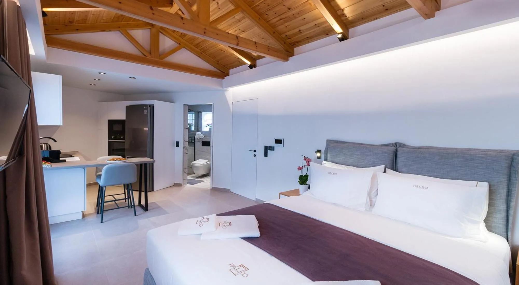 Photo of the whole room, Bed in Paleo Suites