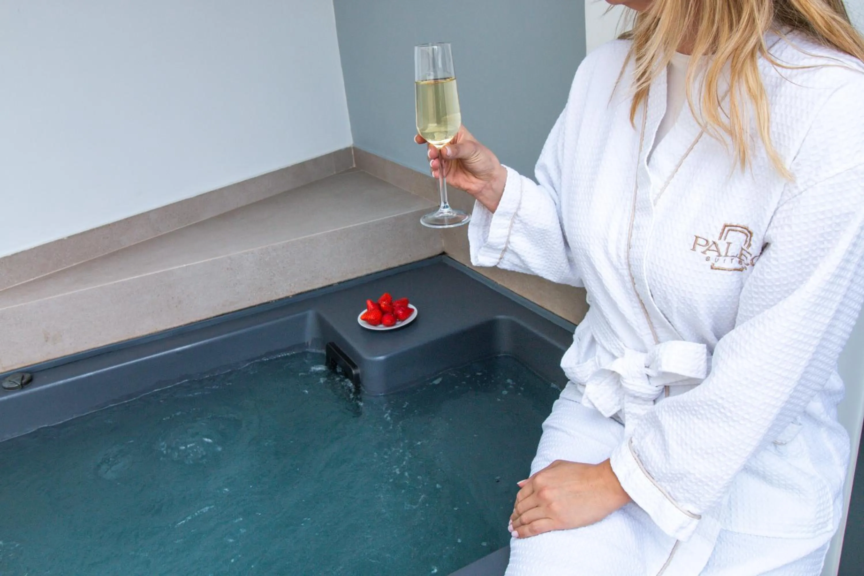 Hot Tub in Paleo Suites