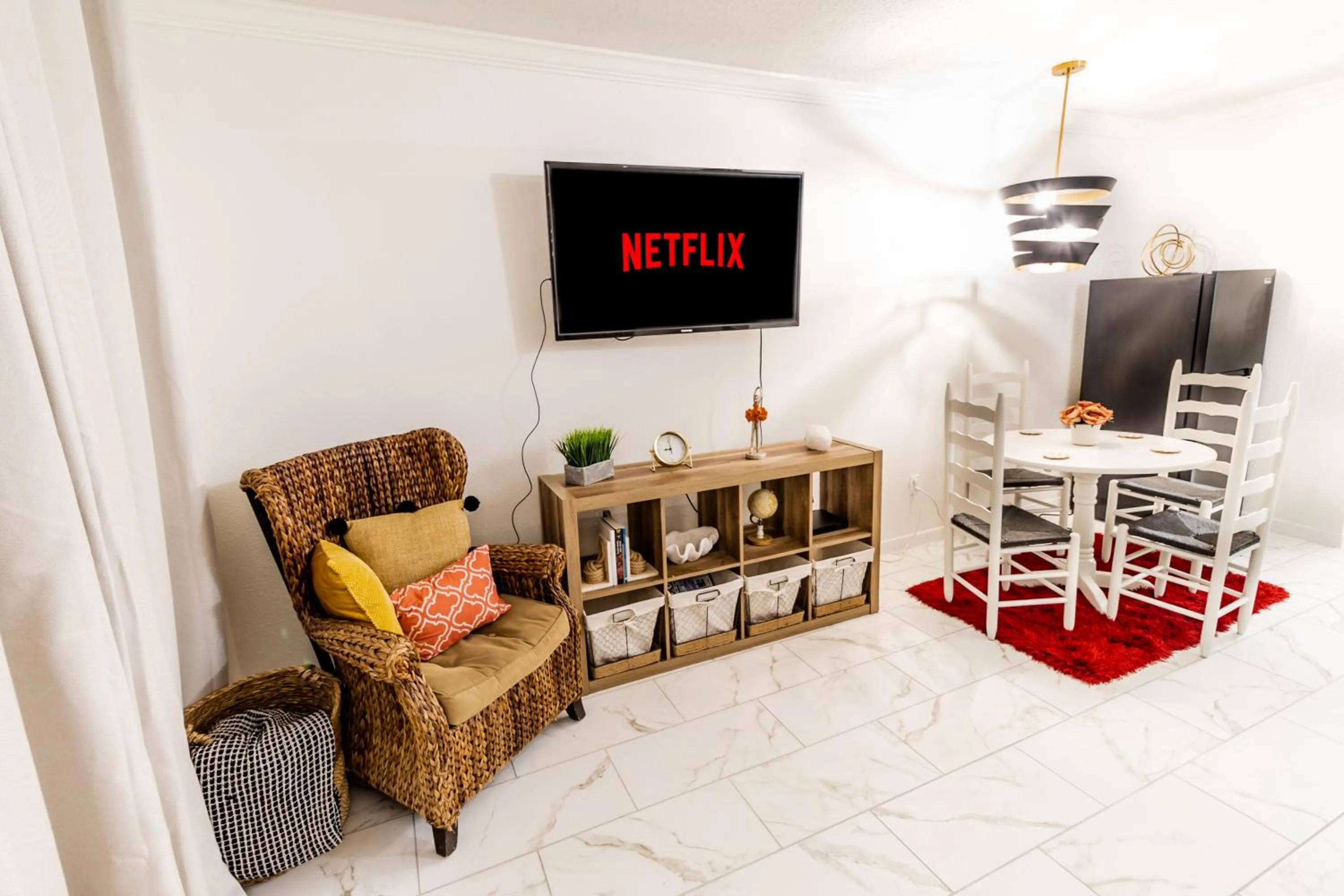 TV and multimedia in Crimson Beach Escape Ocean View-HotTub -Pool-LongStay - 1 Queen Bedroom plus Alcove bunk Beds and a Sofa