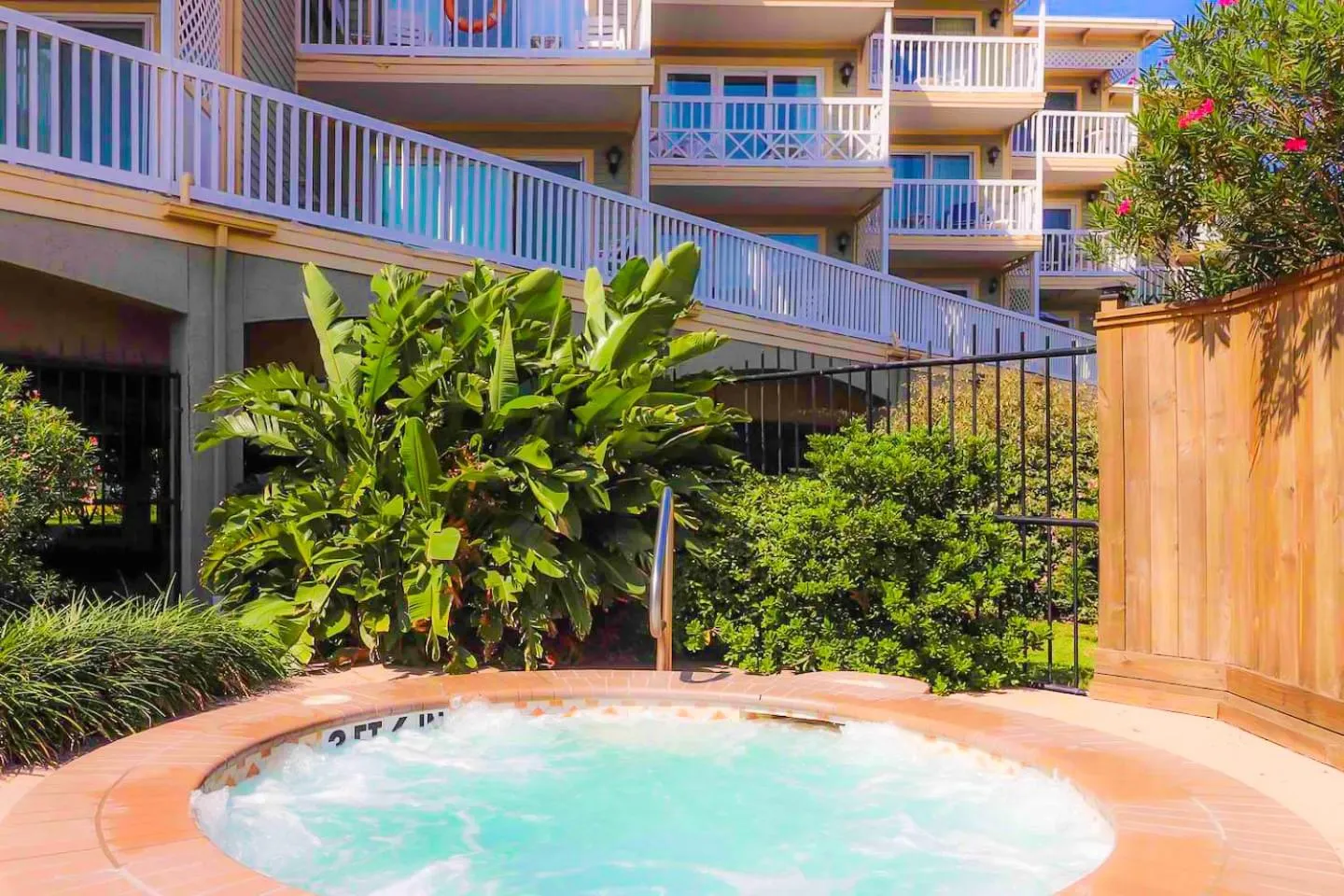 Hot Tub in Crimson Beach Escape Ocean View-HotTub -Pool-LongStay - 1 Queen Bedroom plus Alcove bunk Beds and a Sofa