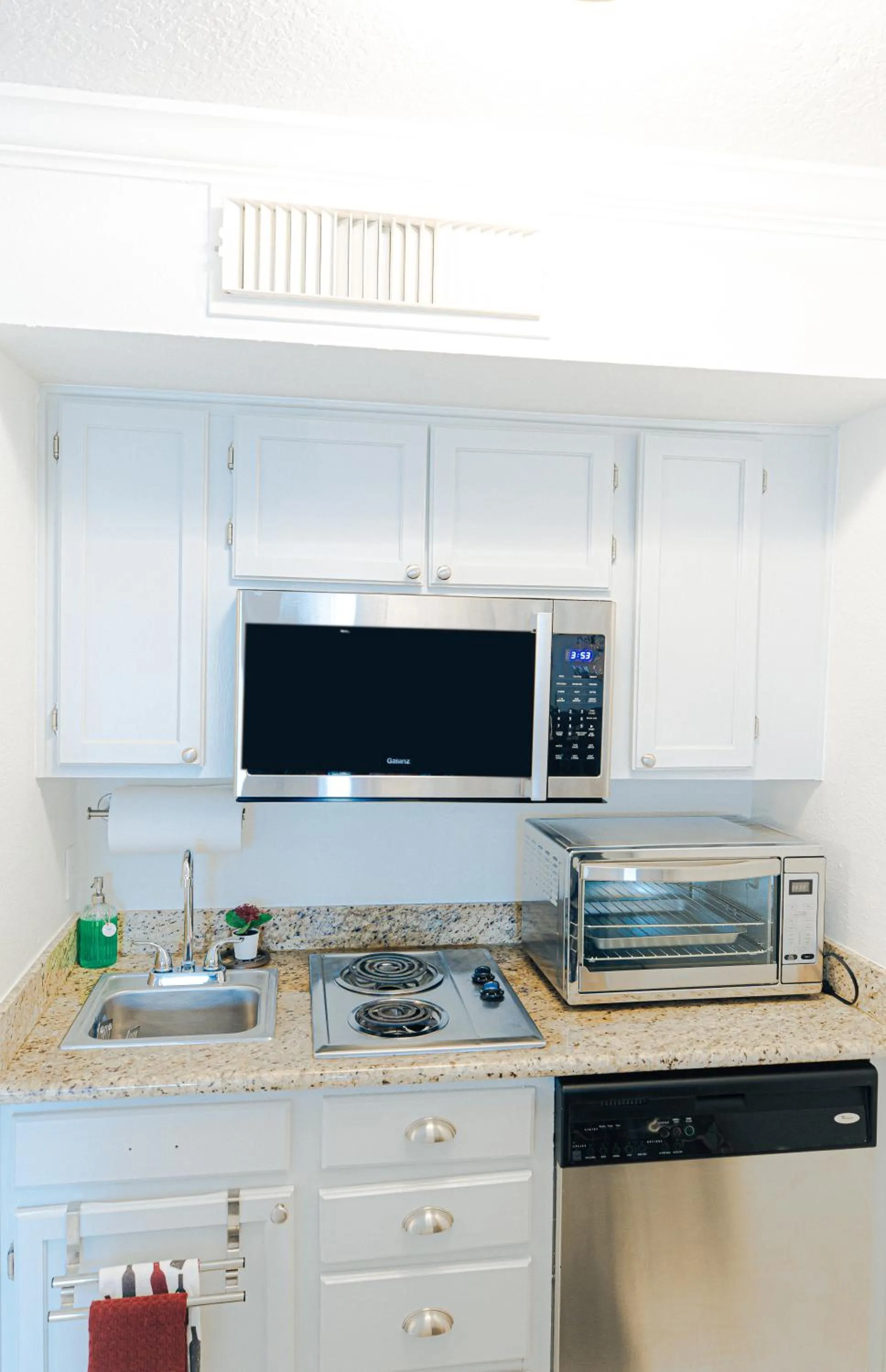 Kitchen or kitchenette in Crimson Beach Escape Ocean View-HotTub -Pool-LongStay - 1 Queen Bedroom plus Alcove bunk Beds and a Sofa