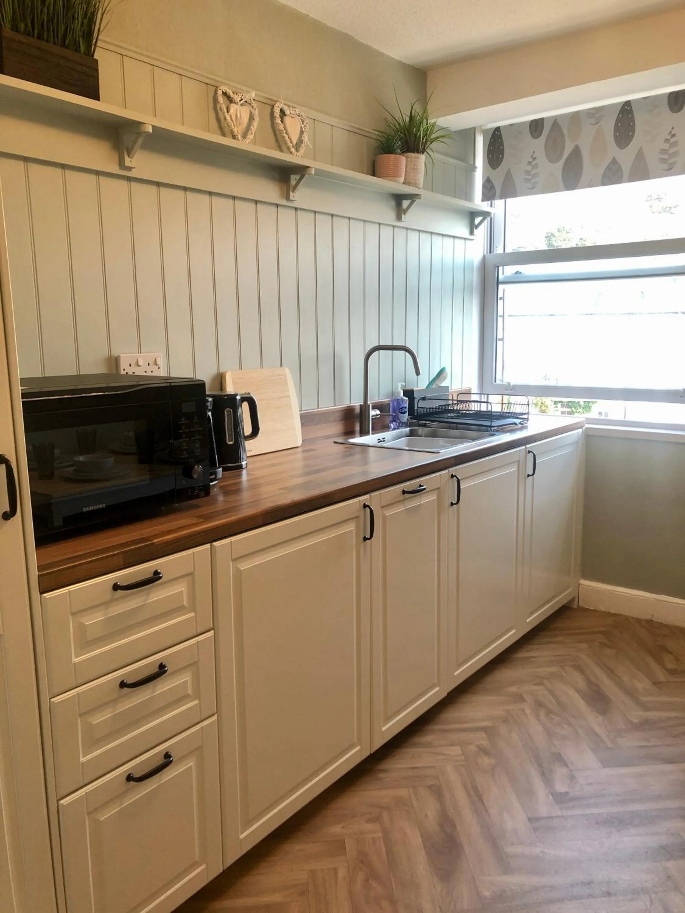 Kitchen or kitchenette in Cranwell Court Apartments
