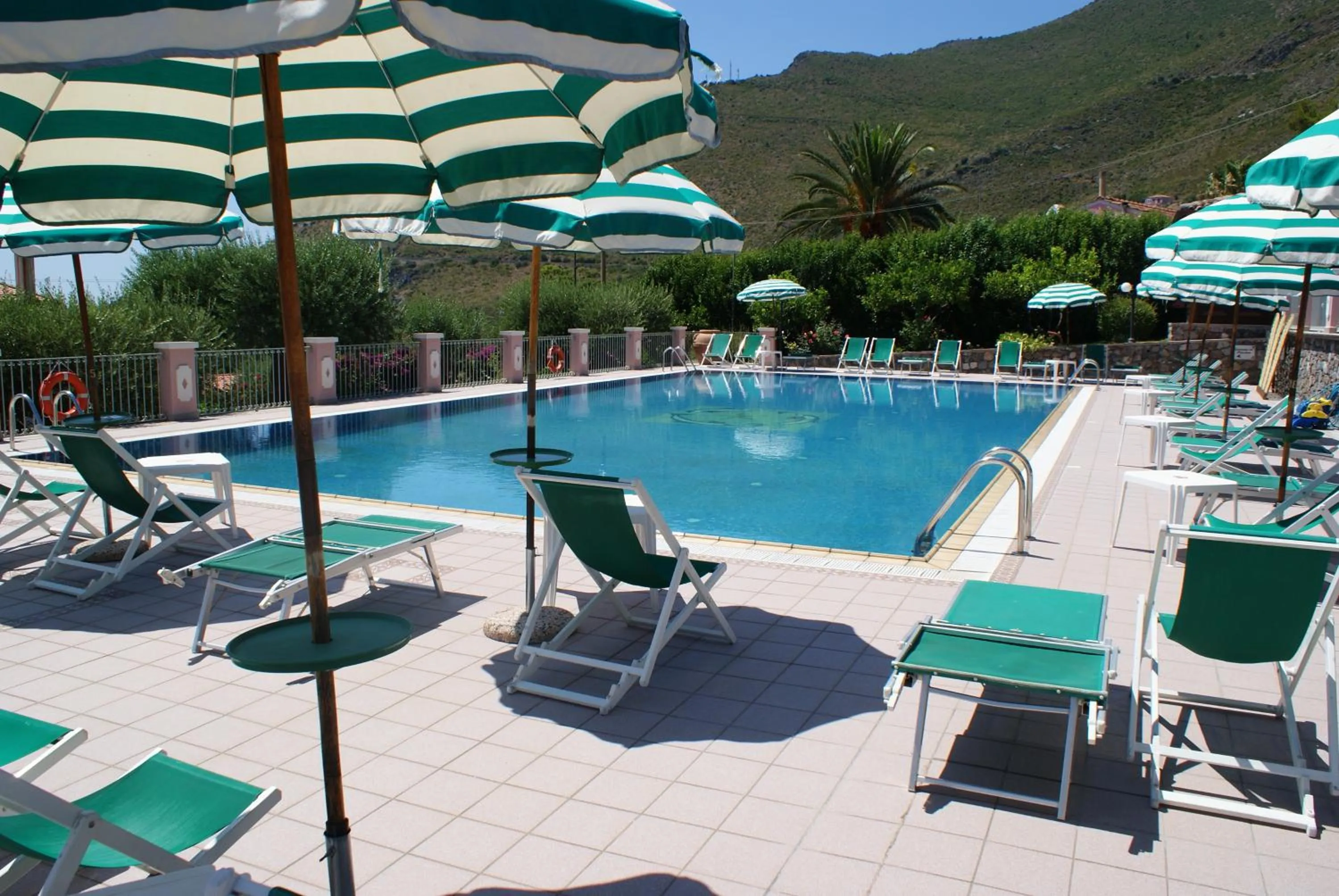 Swimming pool in Hotel Ristorante Borgo La Tana