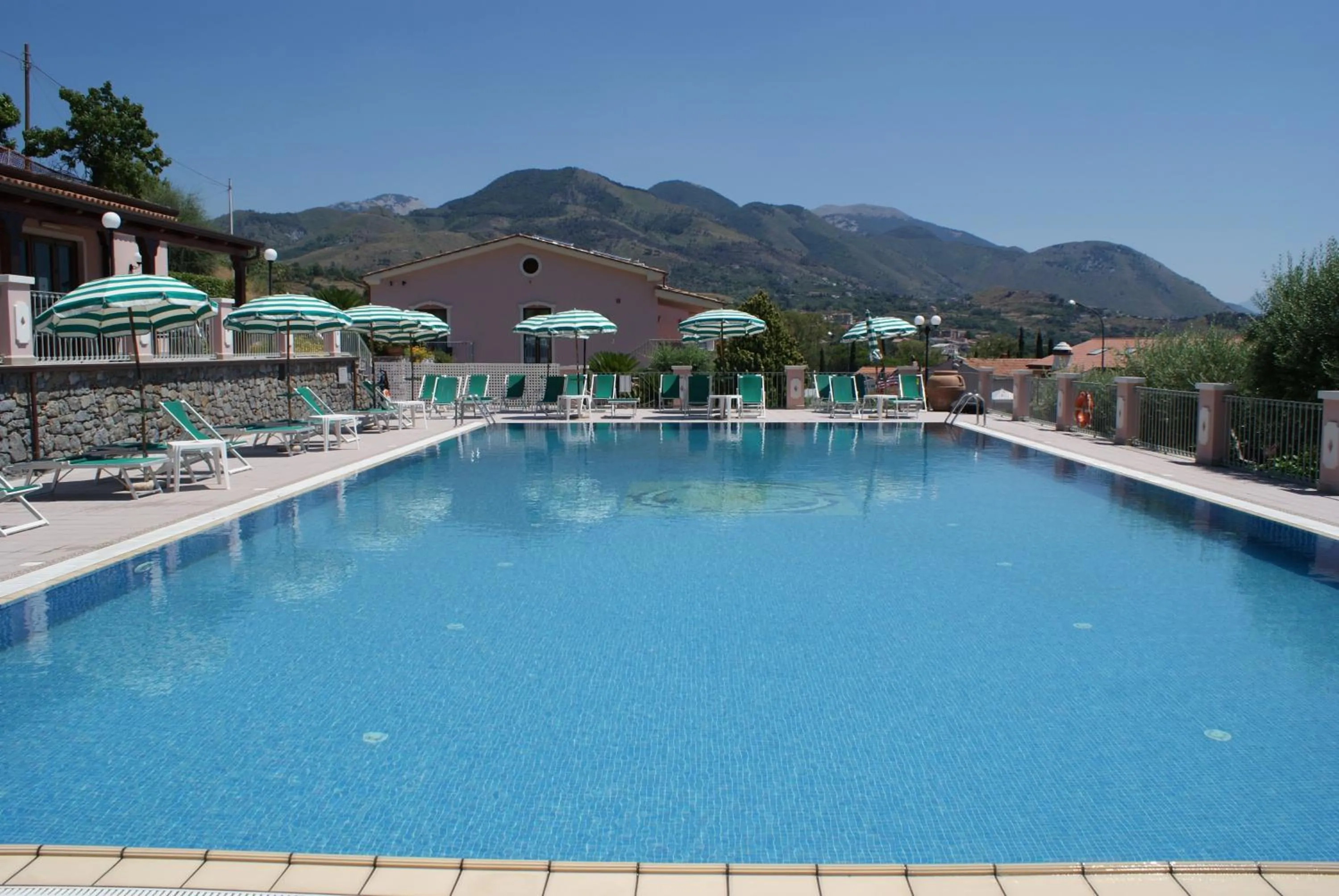 Swimming pool in Hotel Ristorante Borgo La Tana