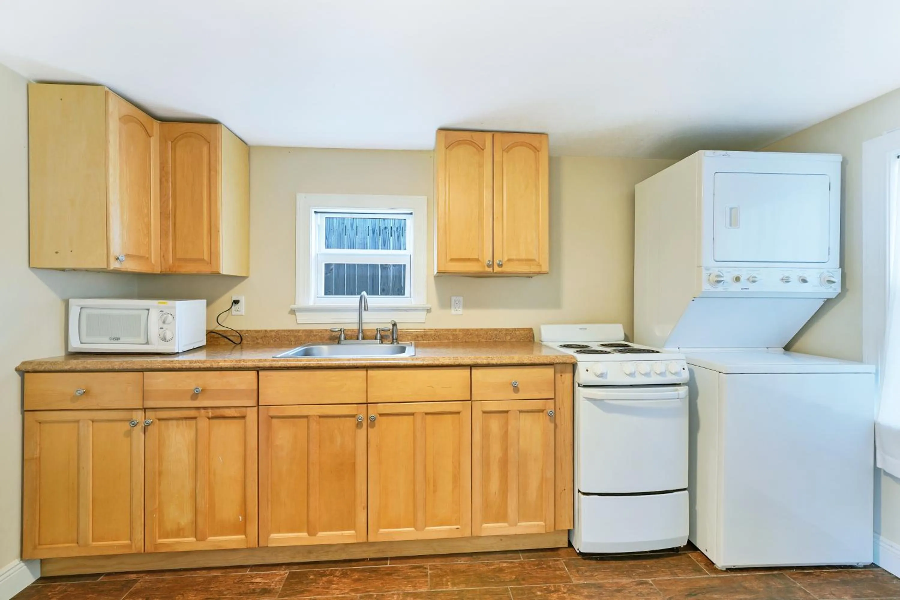 Kitchen or kitchenette in Charming Historic Home and Cottage minutes from the Intracoastal and the Beach