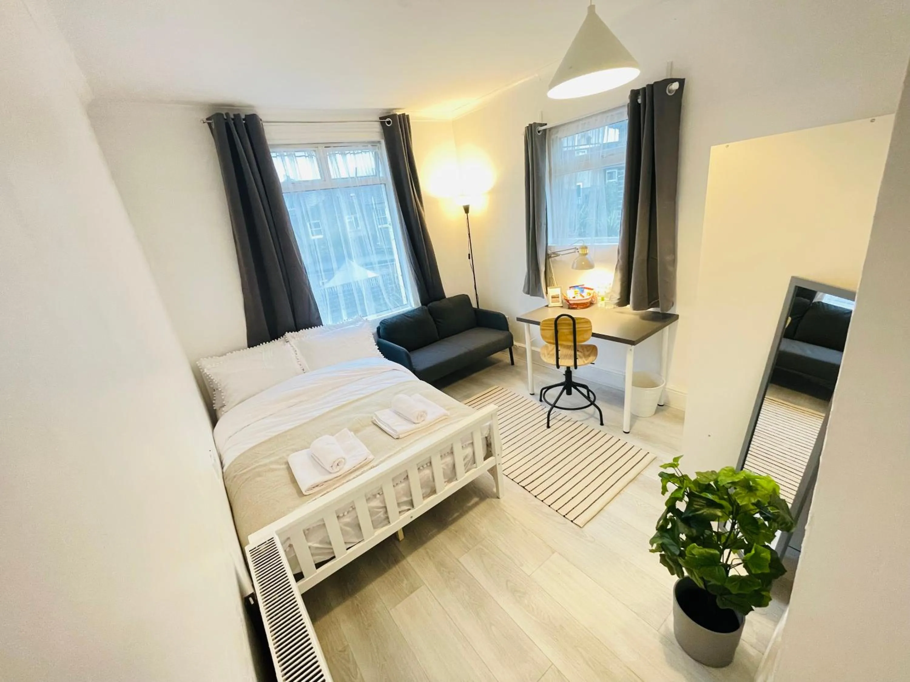 Bedroom, Bed in Leytonstone House - SleepyLodge