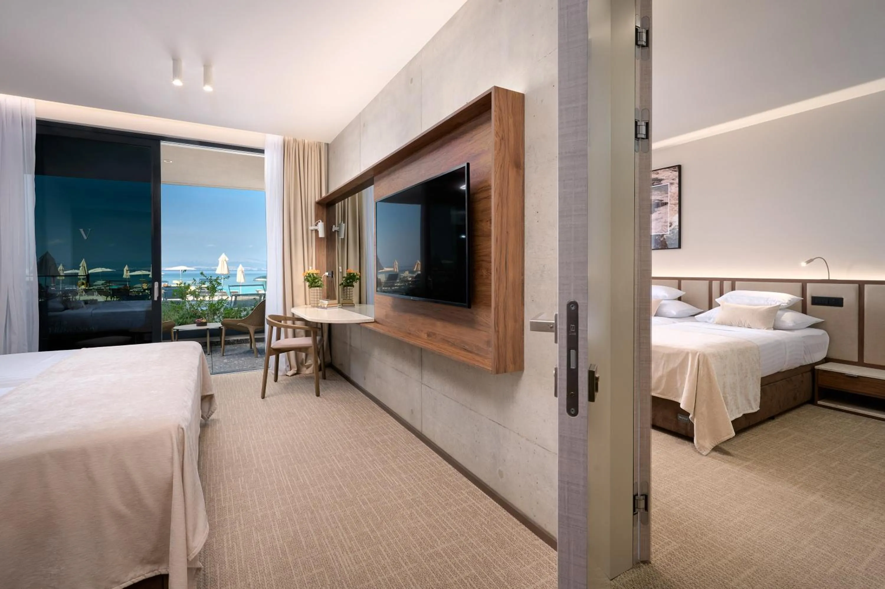 Communal lounge/ TV room, Bed in Grand Hotel View