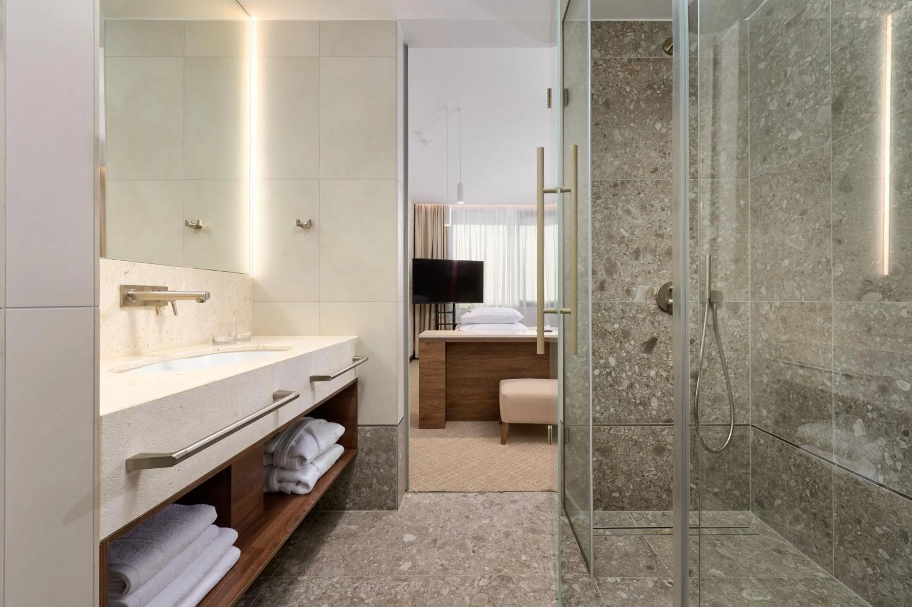 Shower, Bed in Grand Hotel View