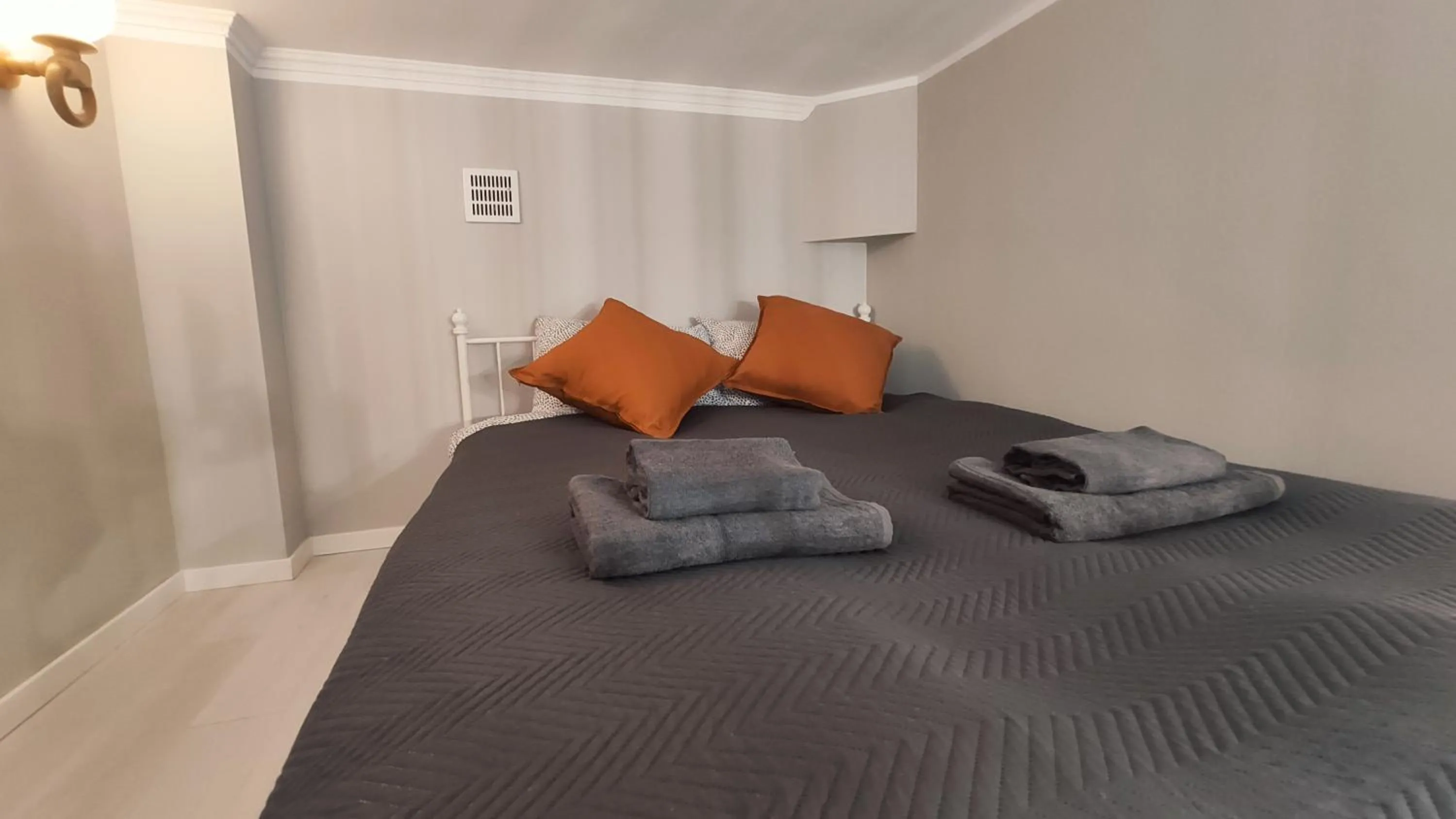 Bed in Starowislna 43 by Homeprime