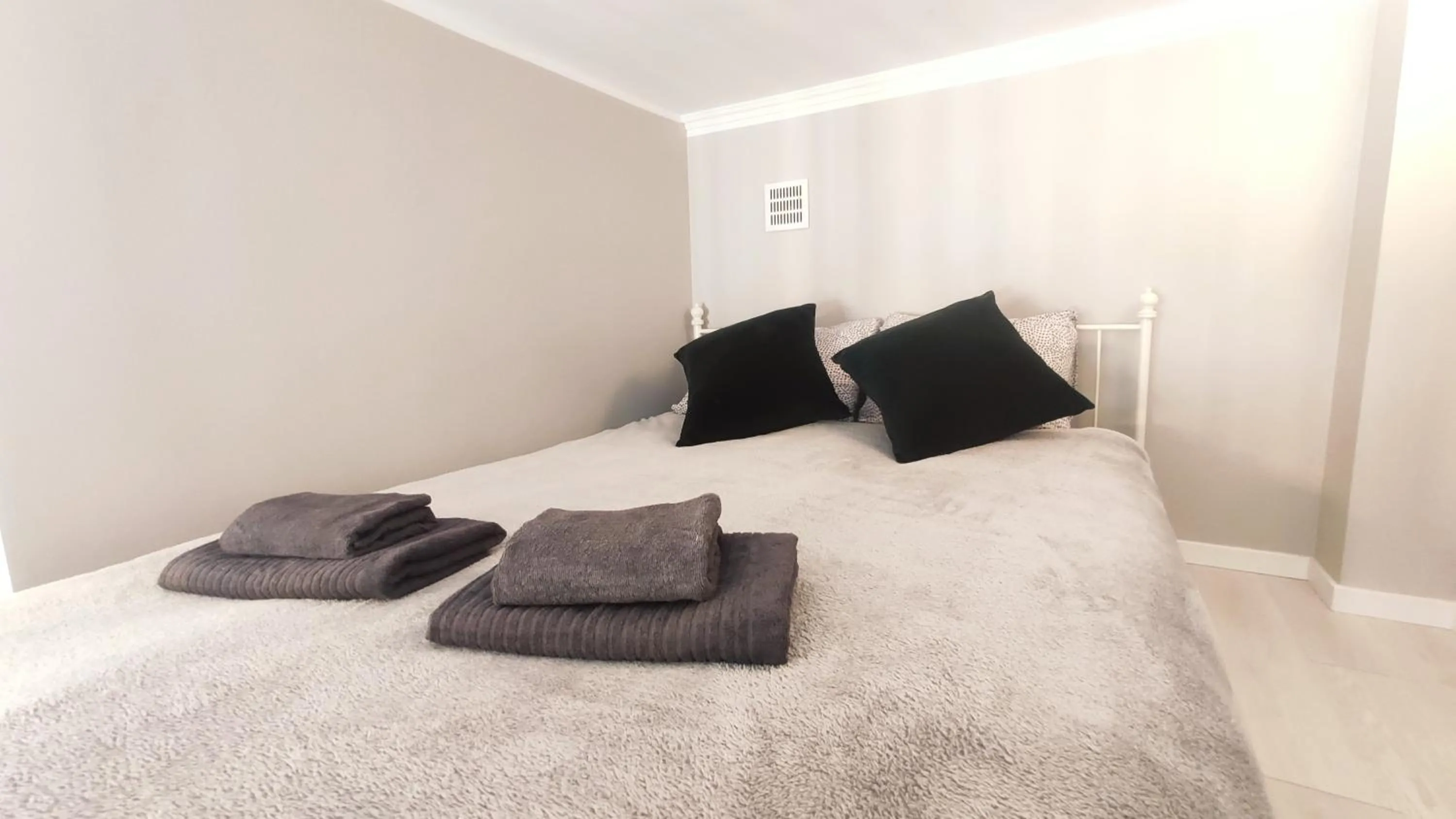 Bed in Starowislna 43 by Homeprime