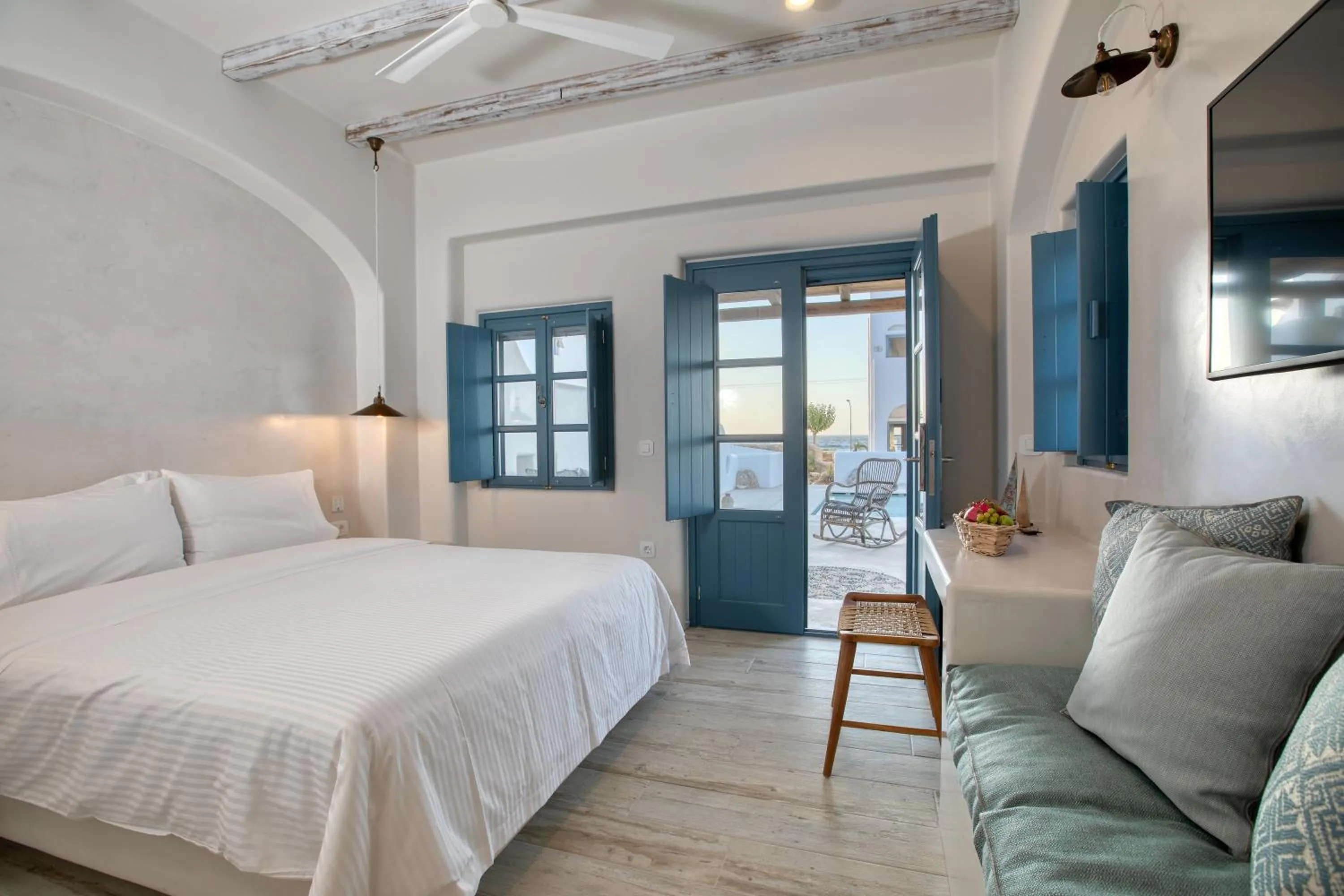 Pool view, Bed in Blue Pearls-Adults Only Luxury Suites