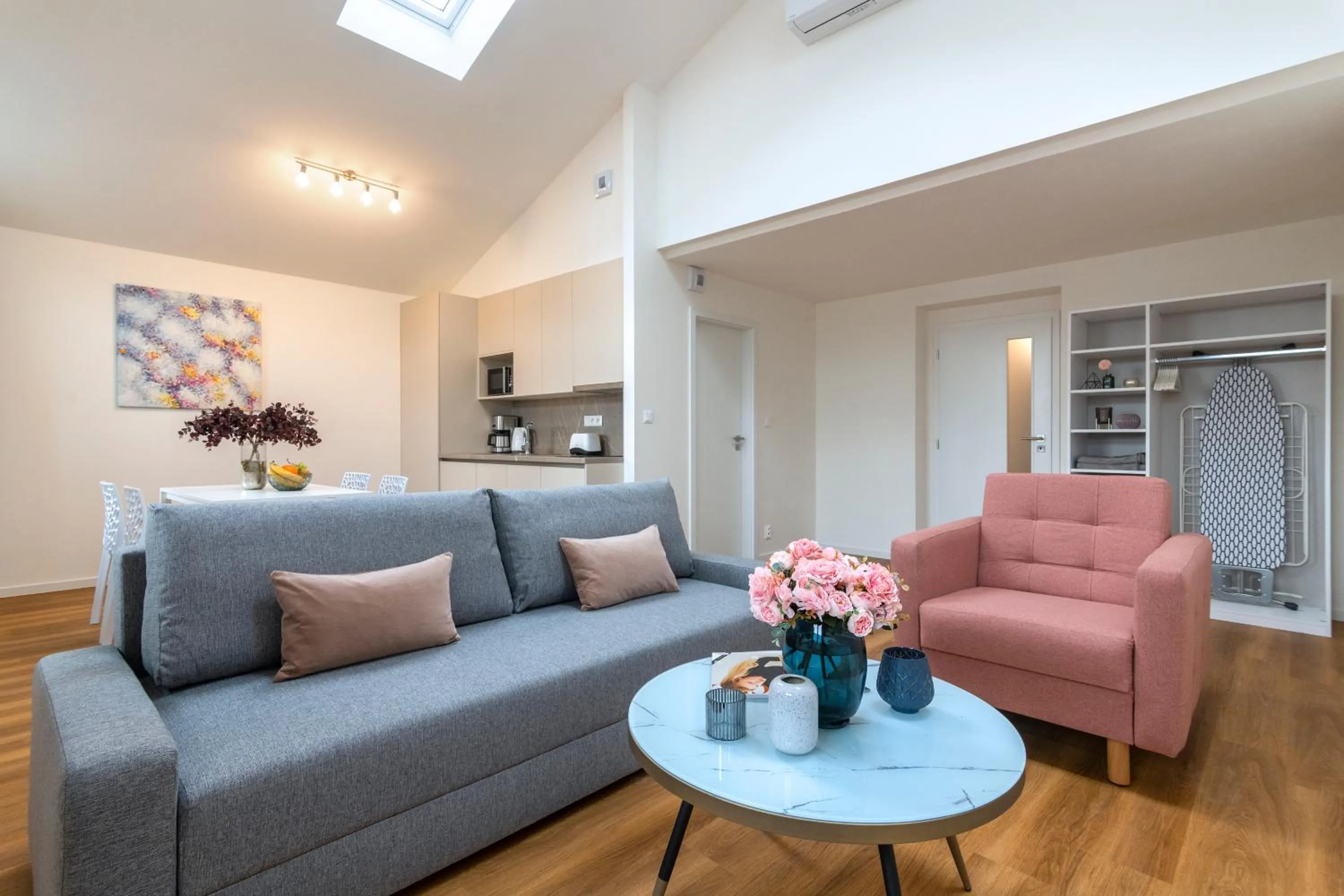 Living room in Hidden Art Boutique Residence by Dwellfort