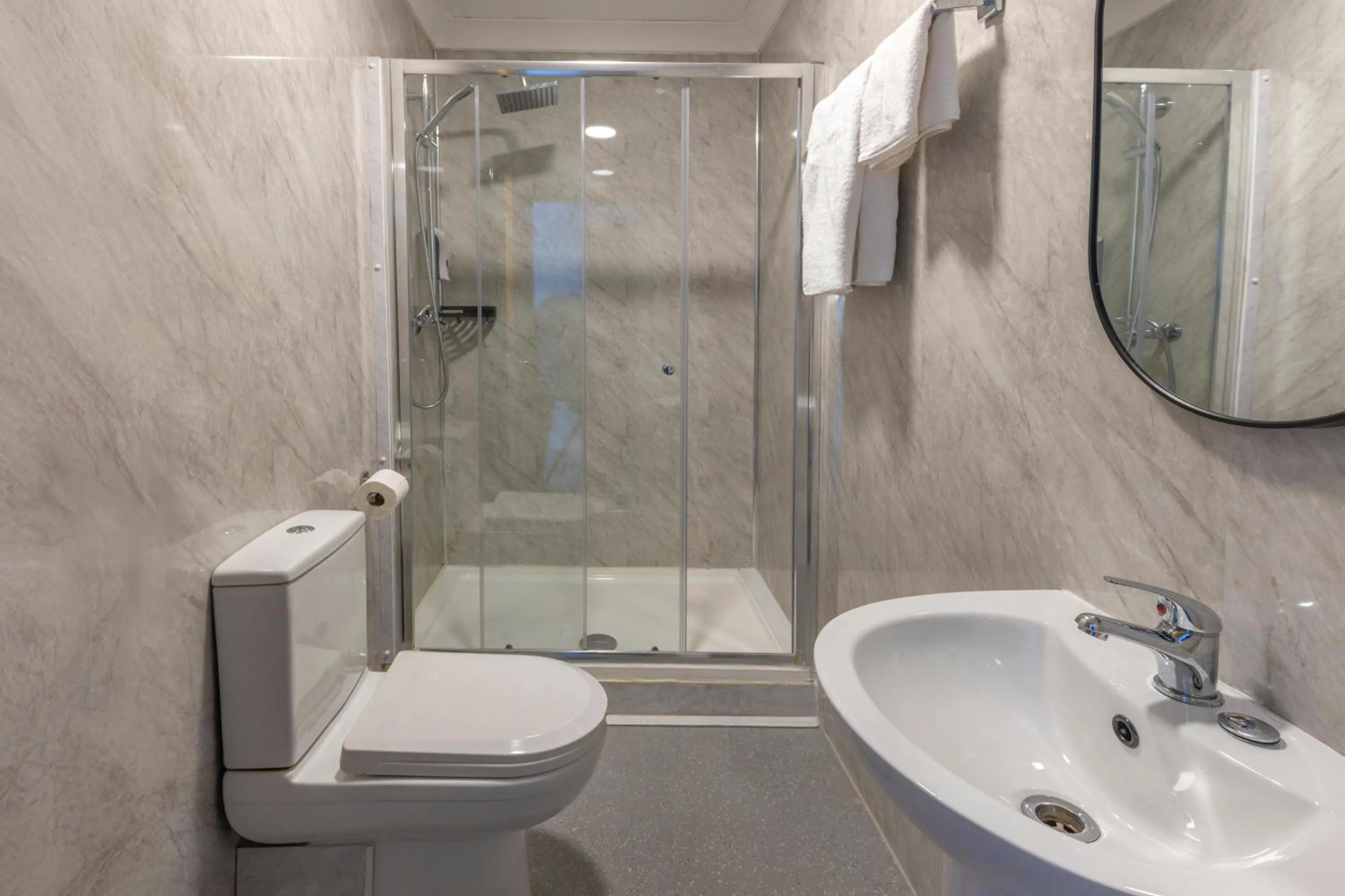 Bathroom in Best Western Ebbw Vale