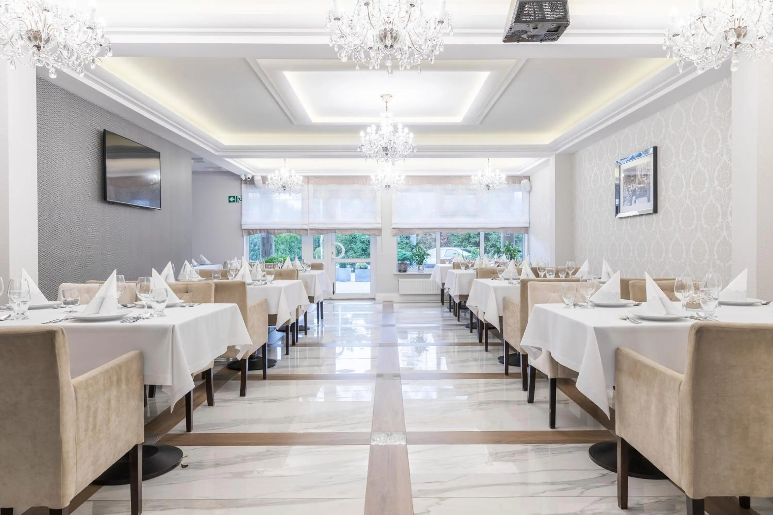 Restaurant/places to eat in BURSZTYN - BERNSTEIN APARTMENTS