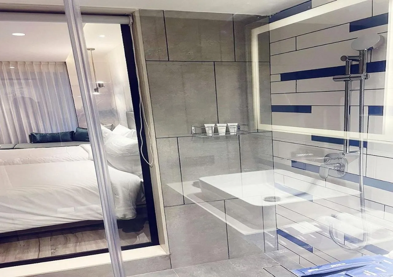 Bathroom, Bed in Park Inn by Radisson Surat