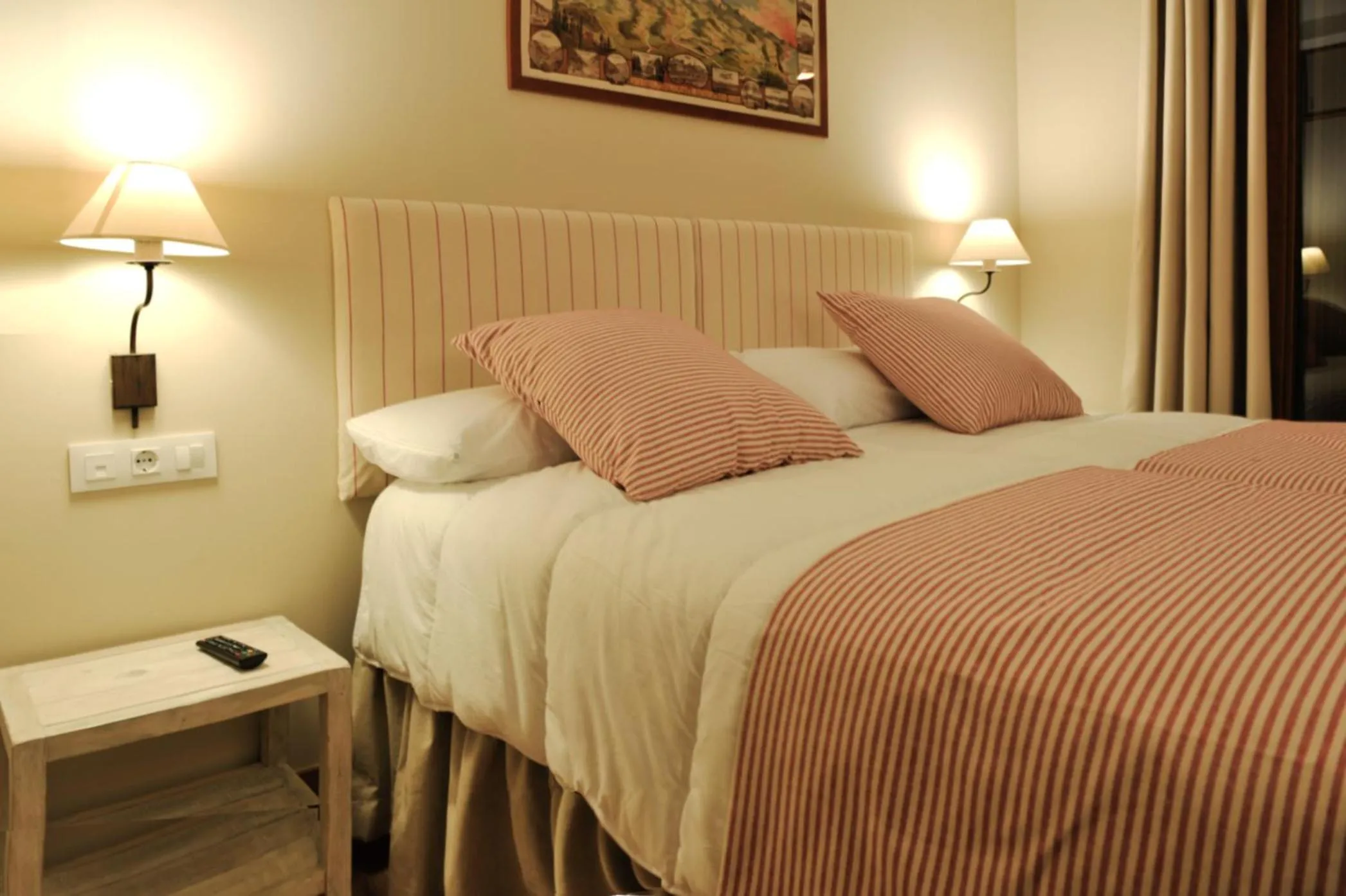 Photo of the whole room, Bed in Chardín de Llis-Apartamentos Chardins