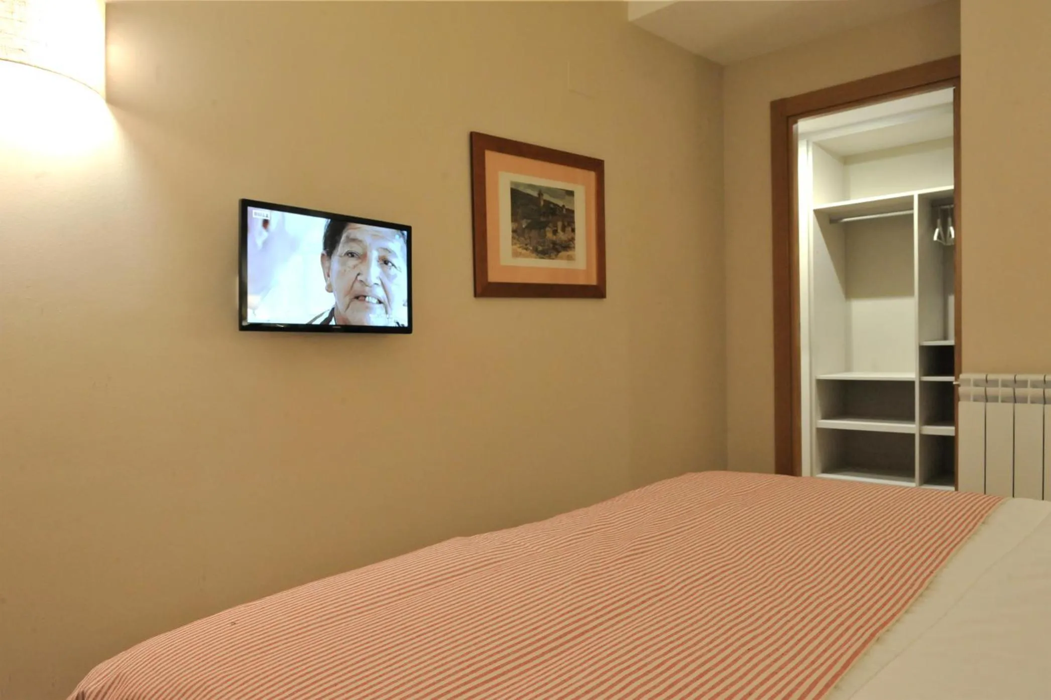 TV and multimedia, Bed in Chardín de Llis-Apartamentos Chardins