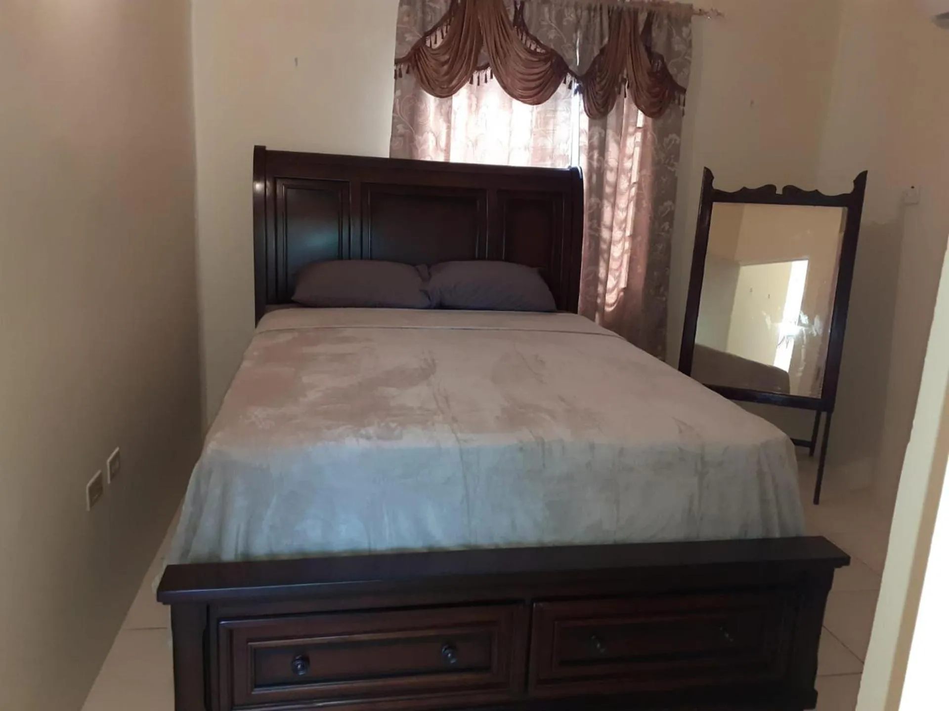 2-Bed Sleeps 4 Private Garden Parking