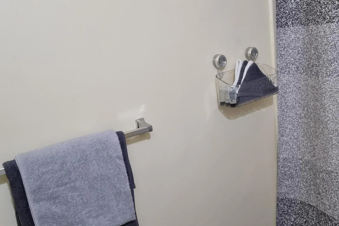 2-Bed Sleeps 4 Private Garden Parking