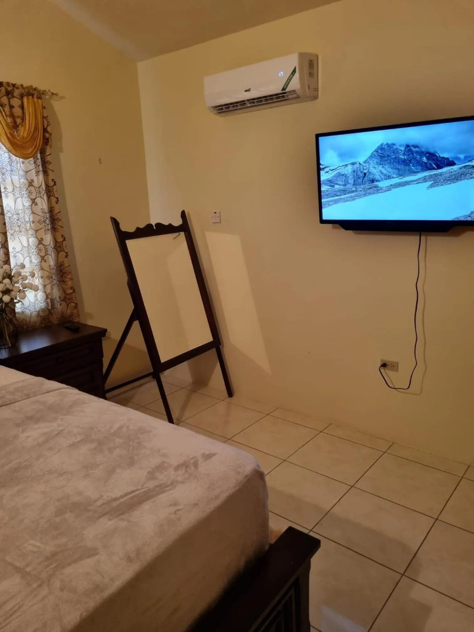 Bed in 2-Bed Sleeps 4 Private Garden Parking