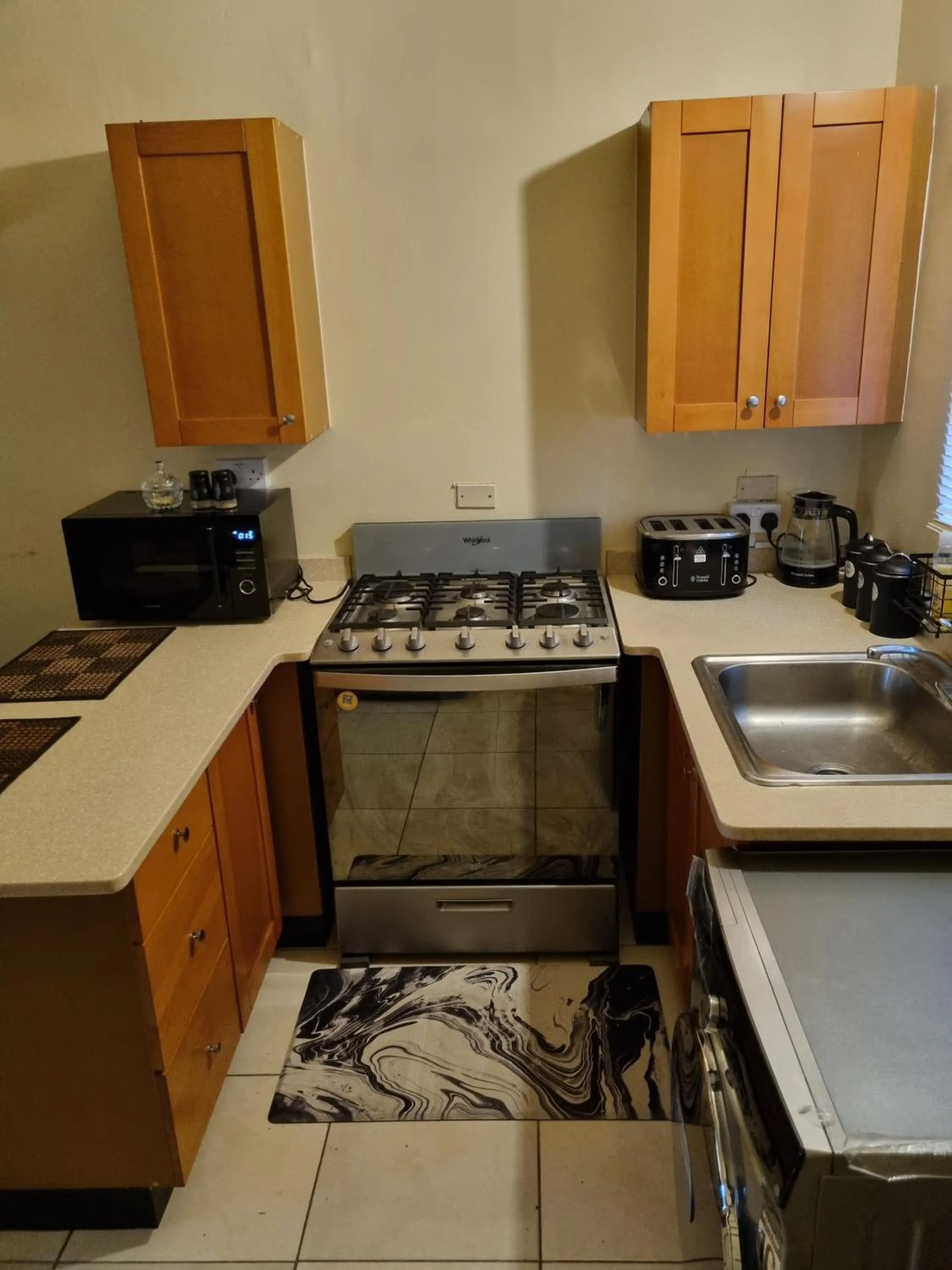 2-Bed Sleeps 4 Private Garden Parking