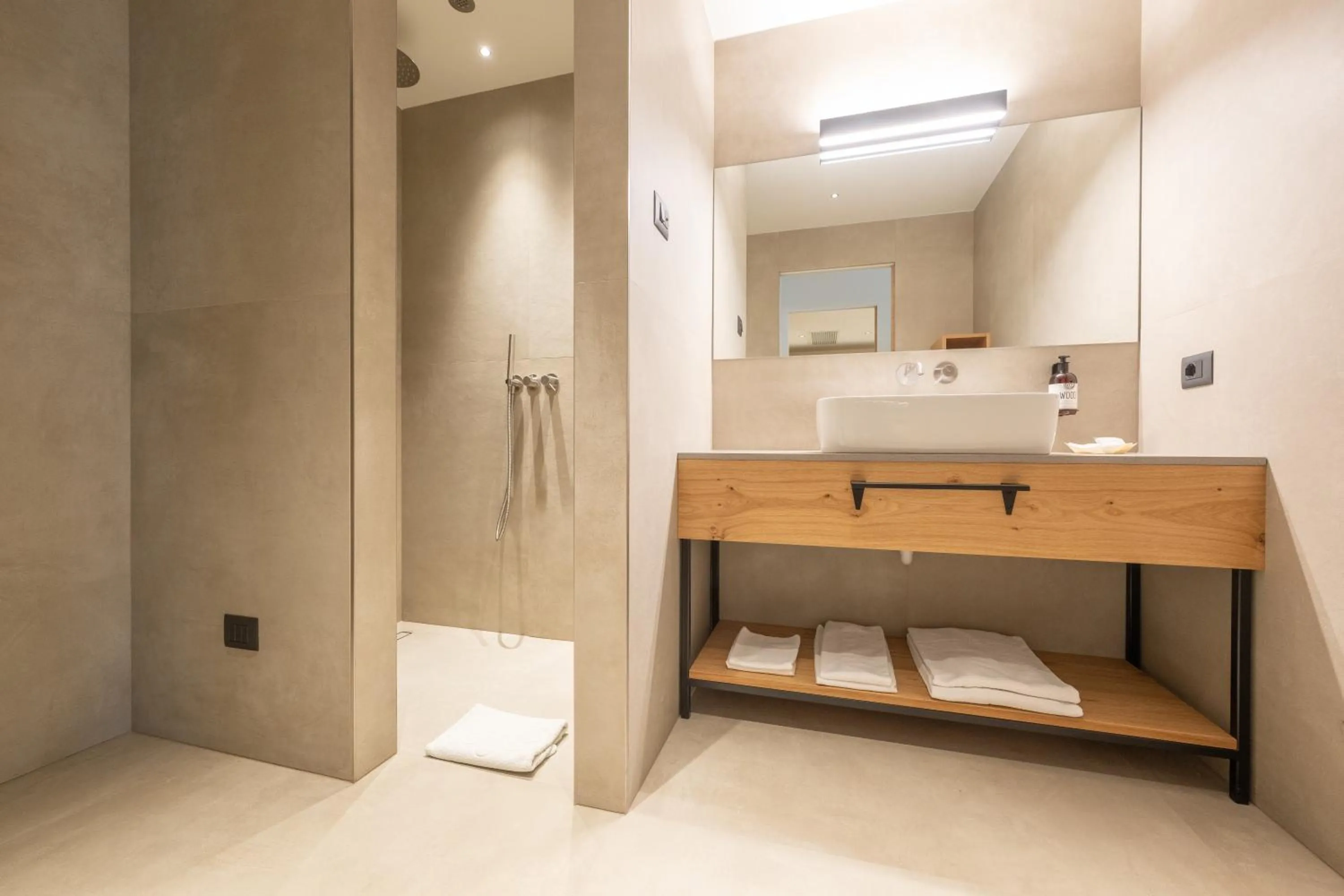 Shower in Etra Suites & Apartments