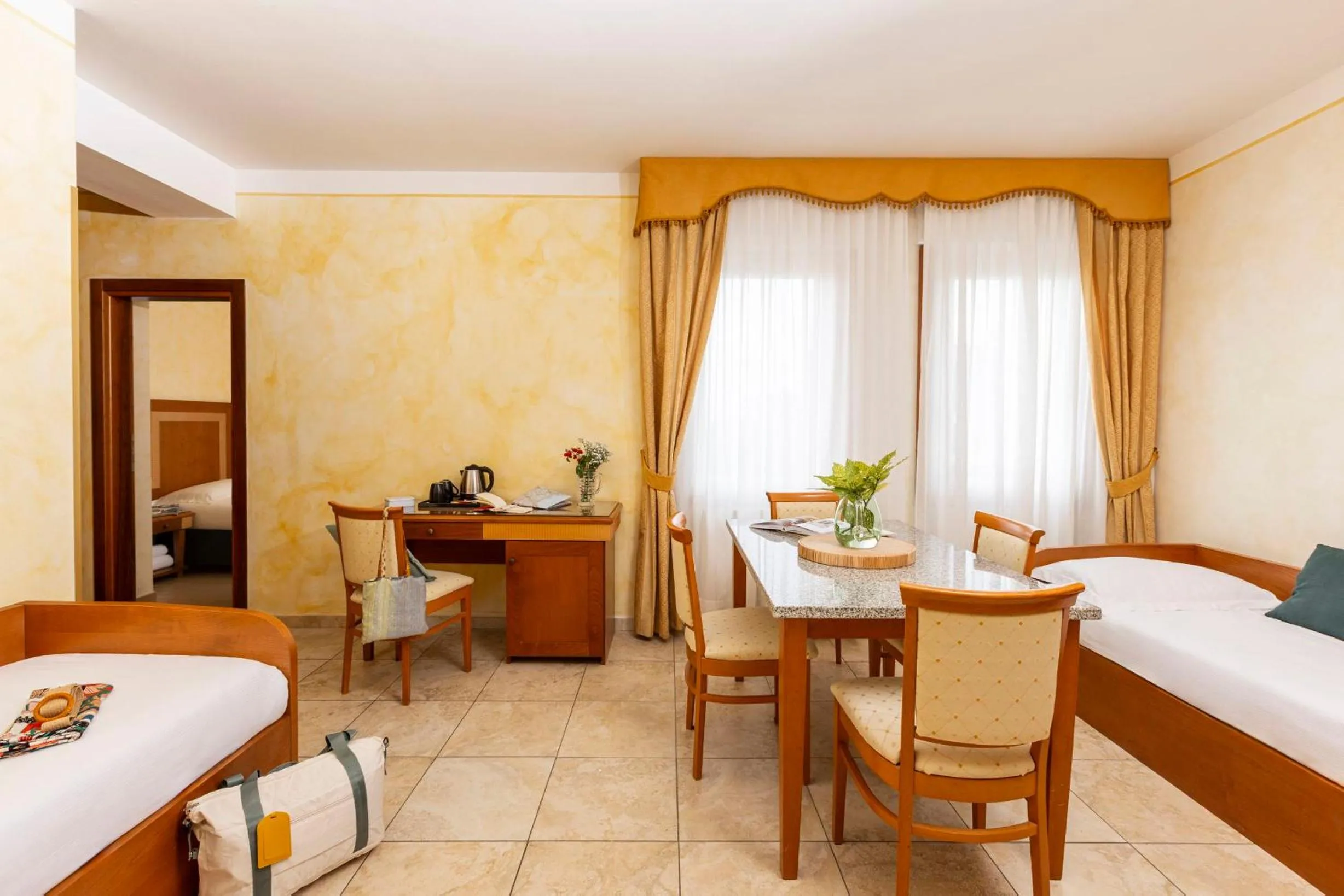 Living room, Bed in Hotel & Residence Venezia 2000