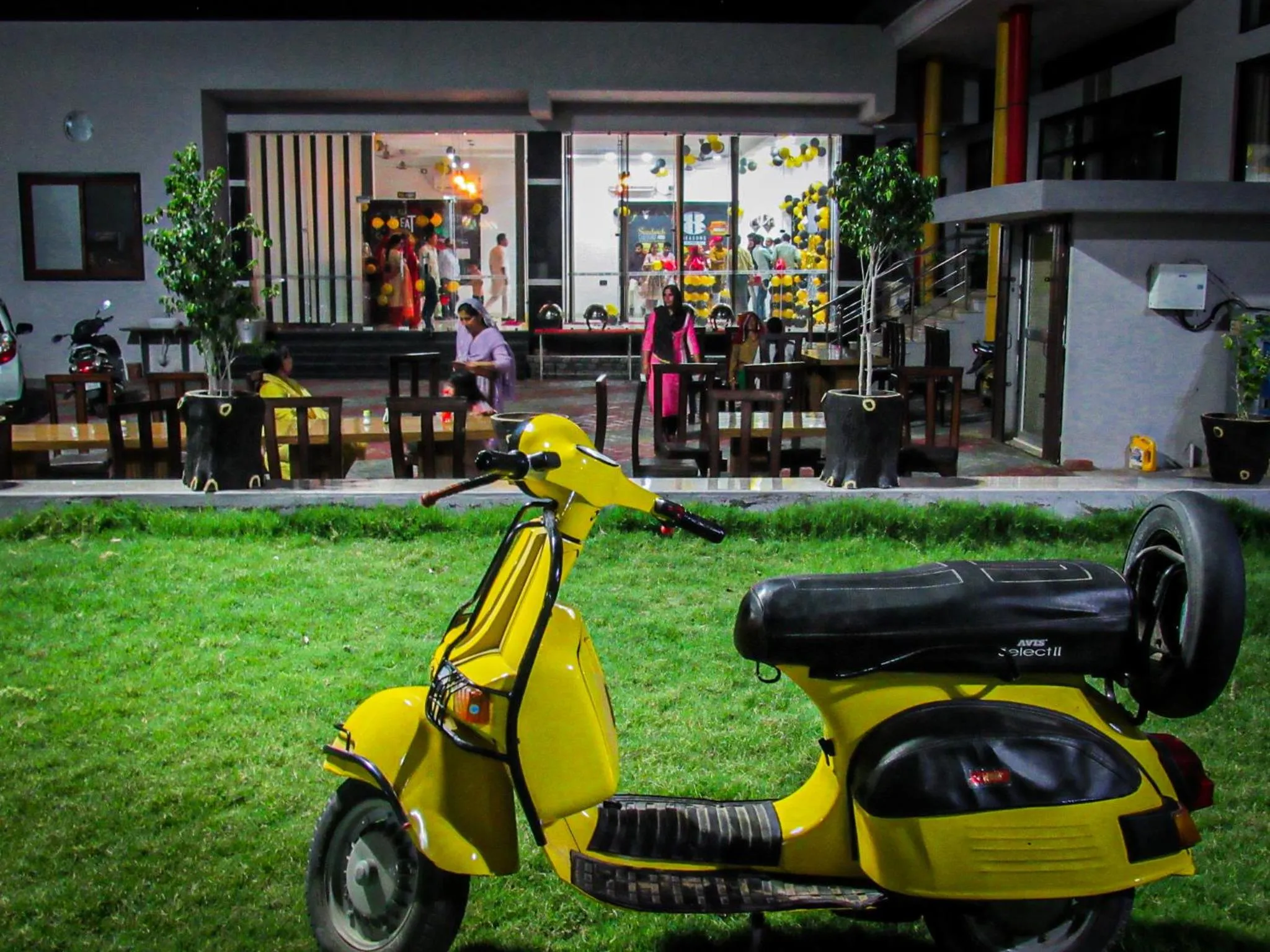 Restaurant/places to eat in Sangam Hotel