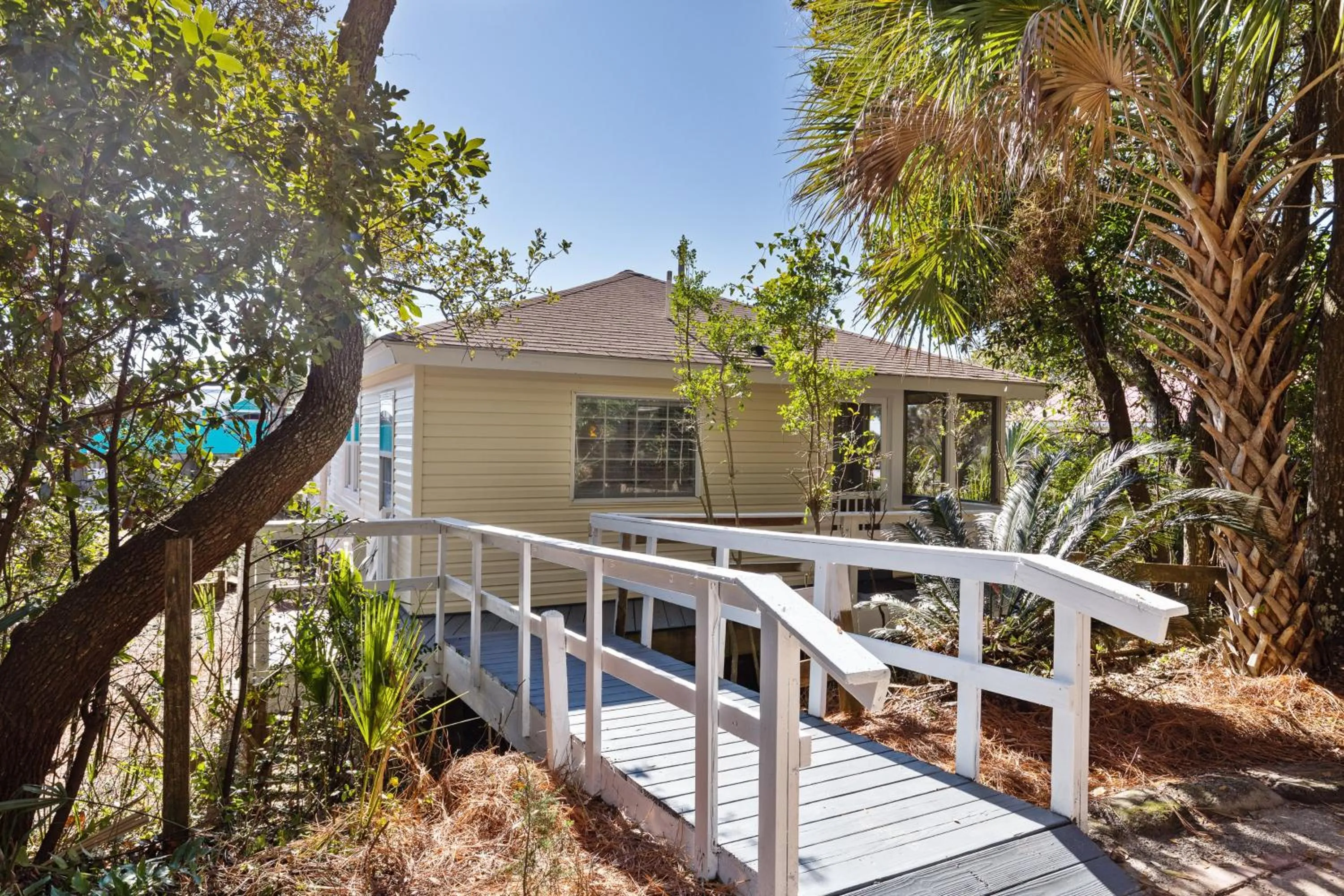 222 W Ashley - Sea Breeze - Minutes to the Ocean and Downtown Folly Beach