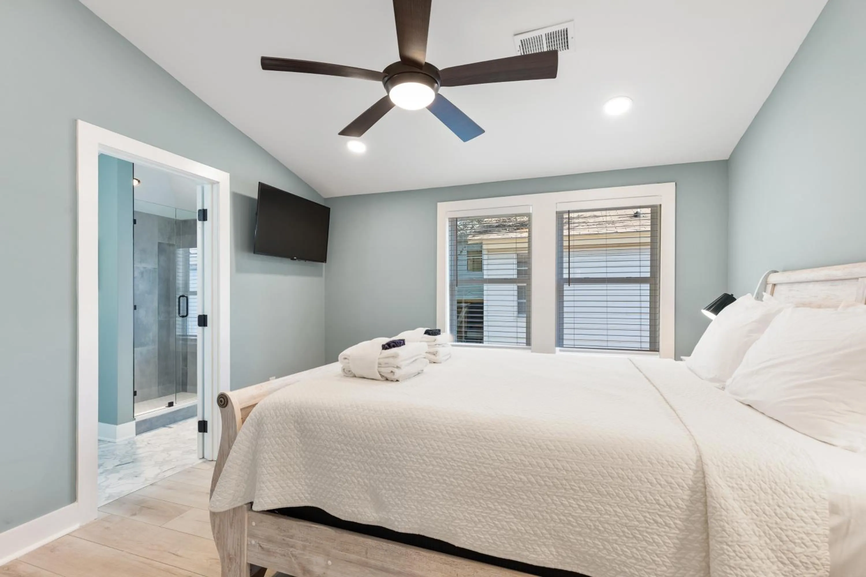 Bed in 222 W Ashley - Sea Breeze - Minutes to the Ocean and Downtown Folly Beach