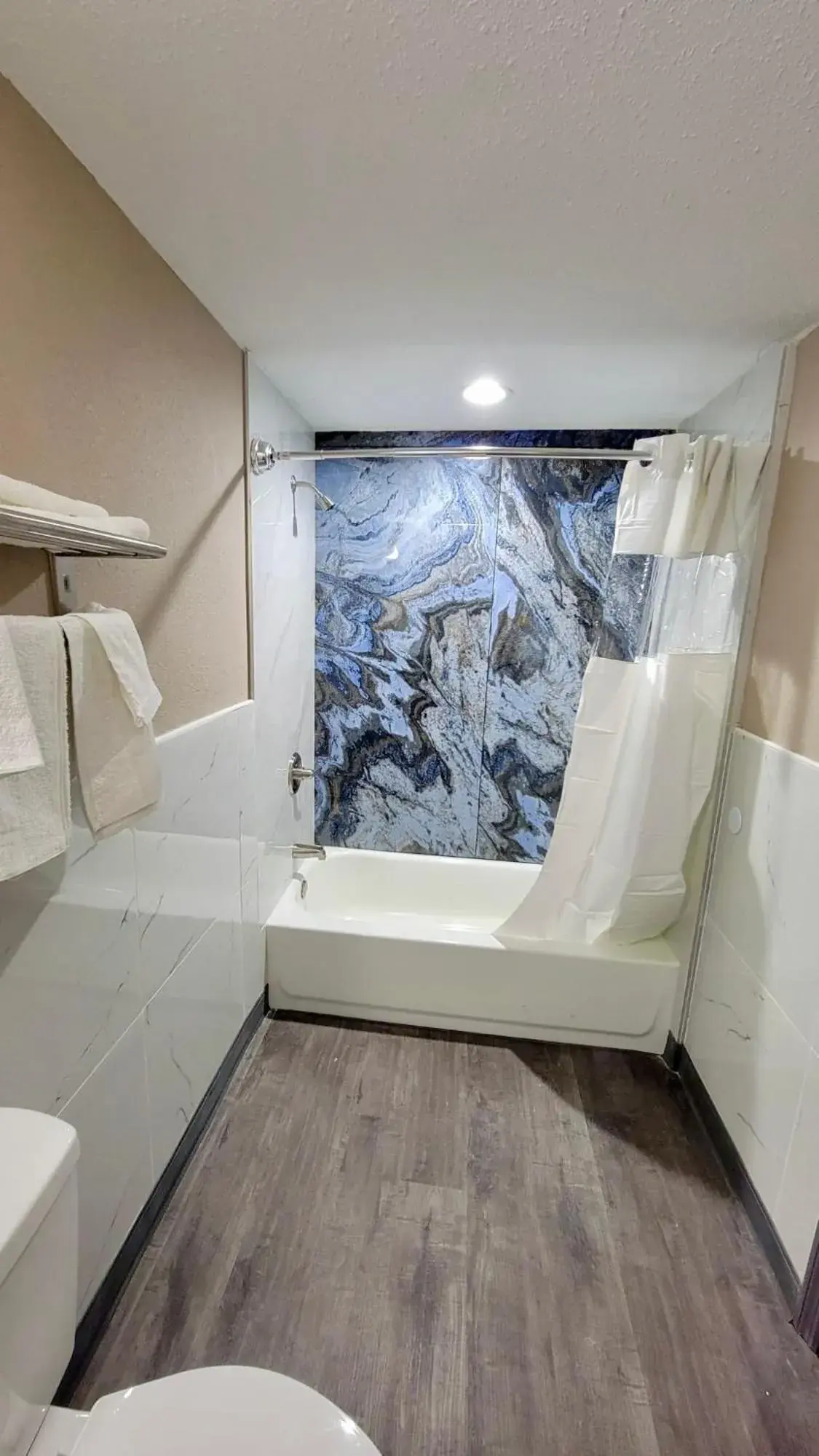 Deluxe Double Room in Budget Inn & Suites Deluxe Double Room in Budget Inn & Suites