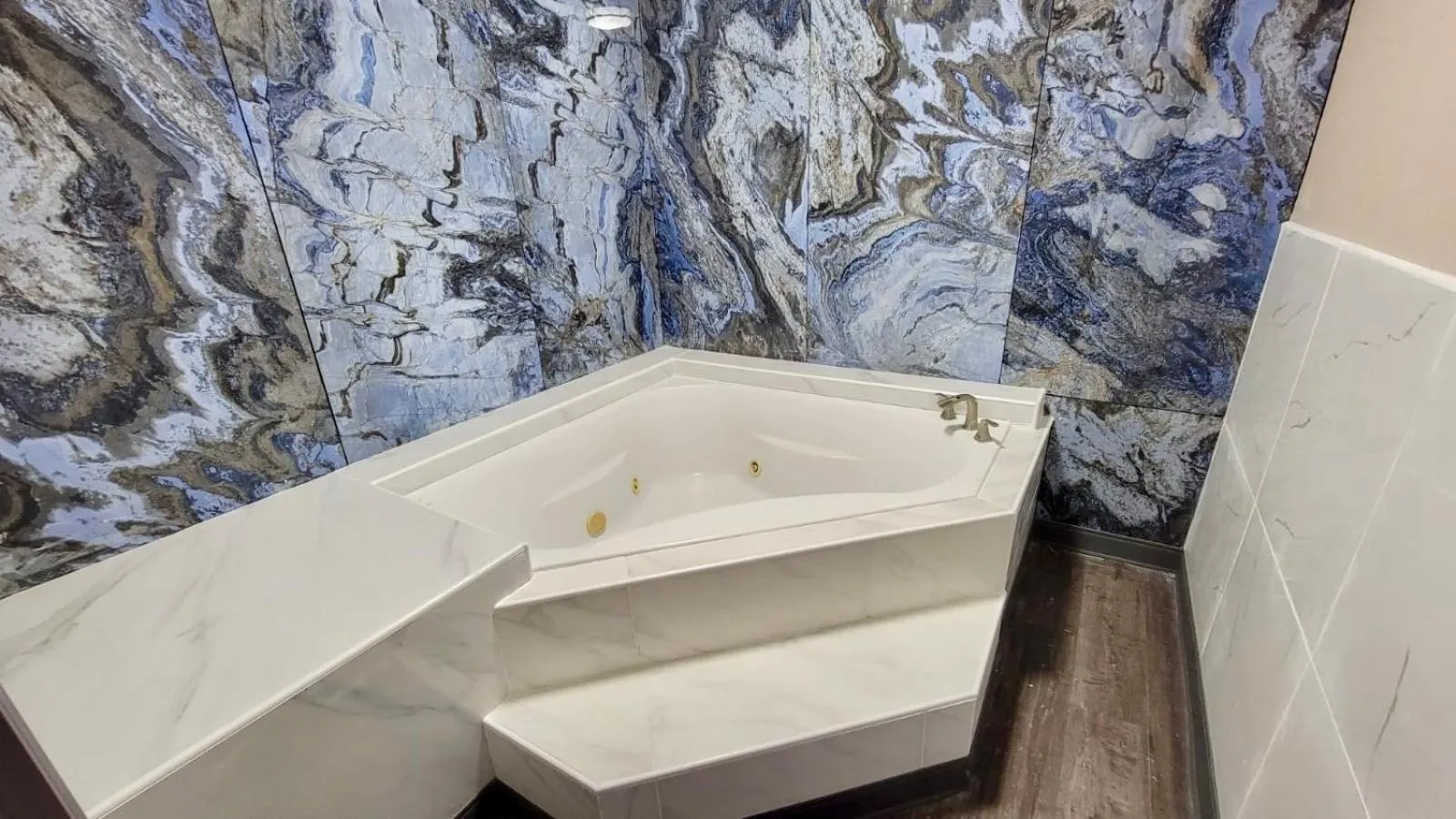 Hot Tub in Budget Inn & Suites