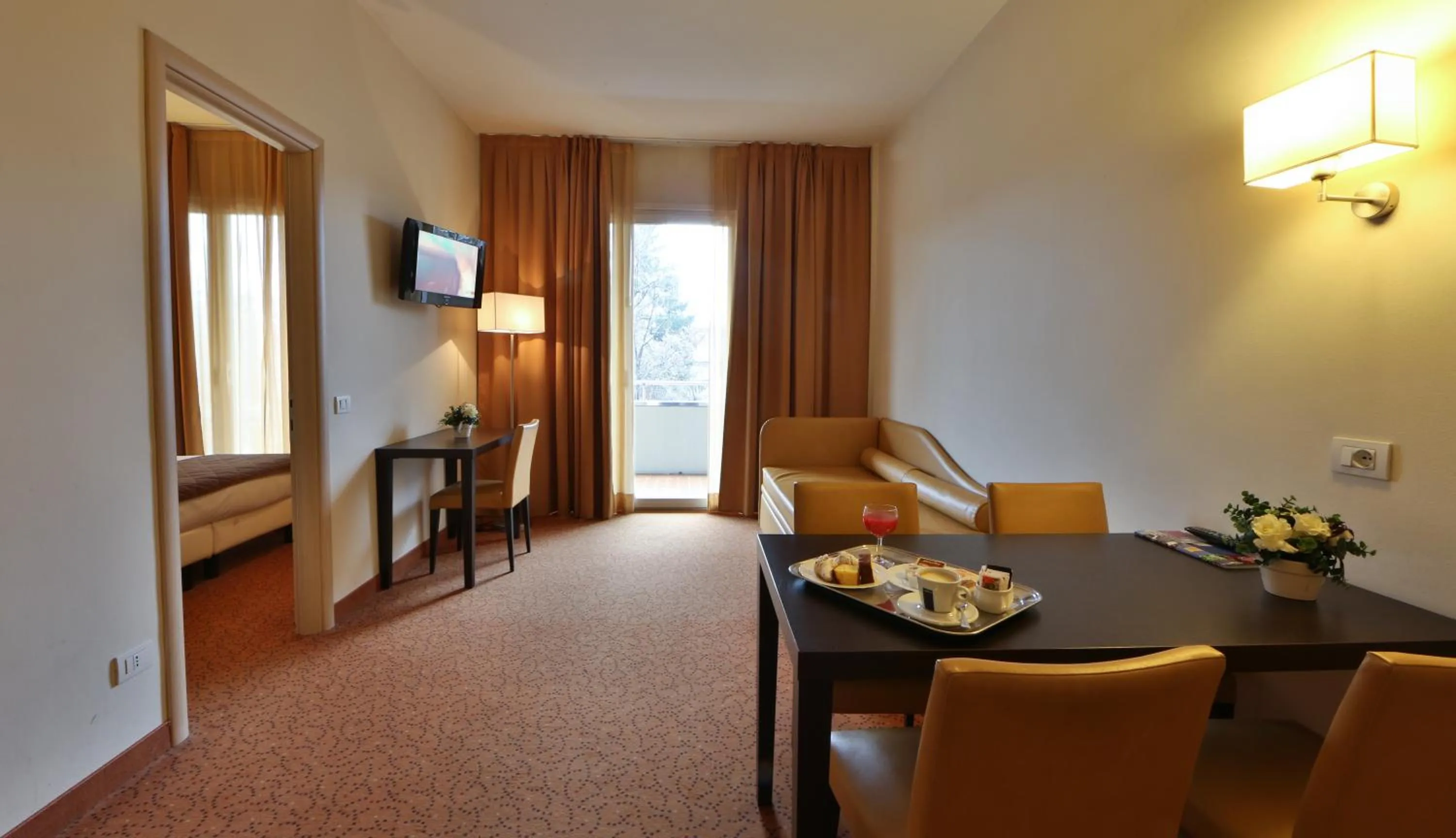 TV and multimedia in Regal Hotel