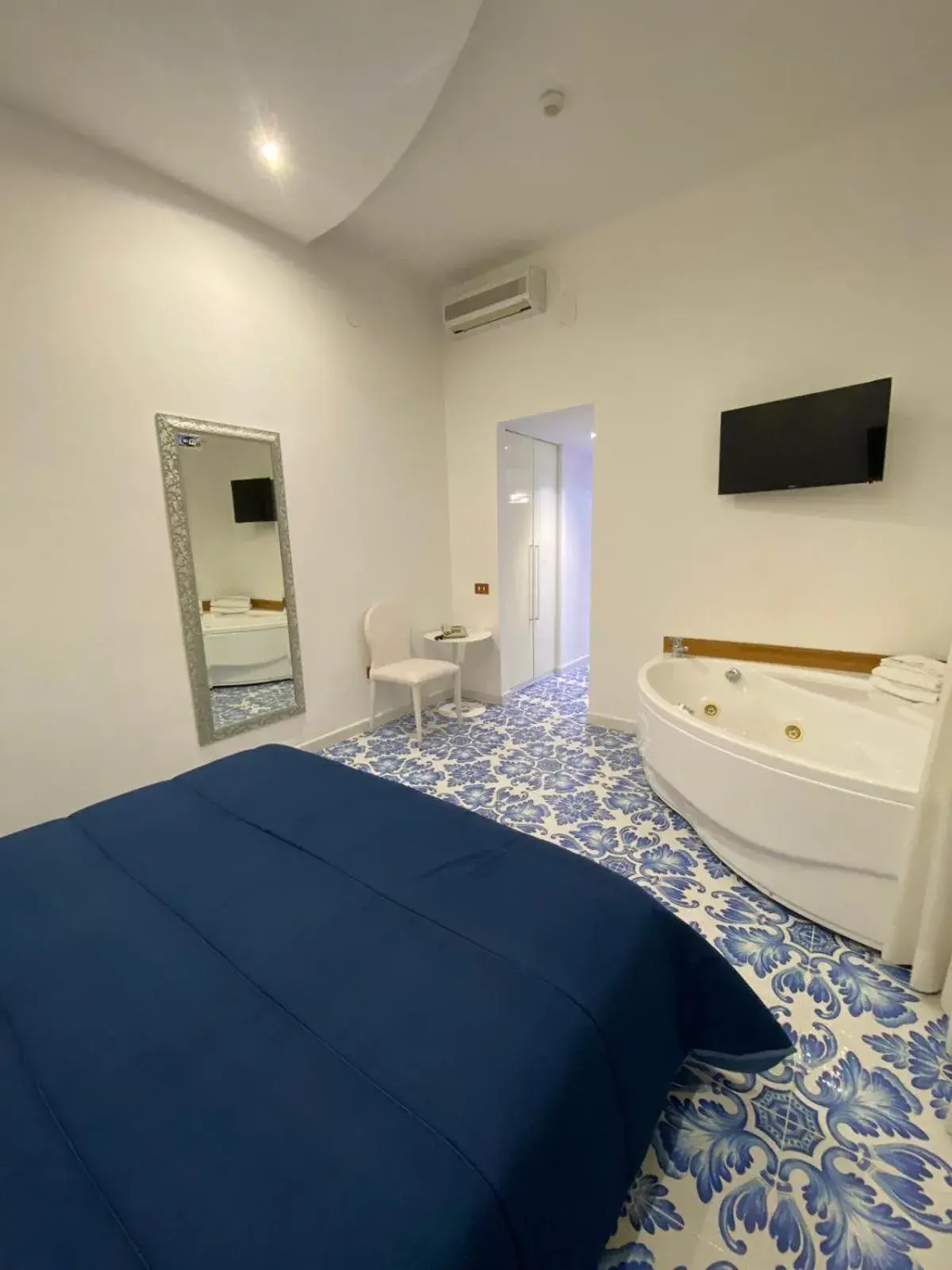 Suite with Hot Tub in Hotel Vietri Coast Suite with Hot Tub in Hotel Vietri Coast