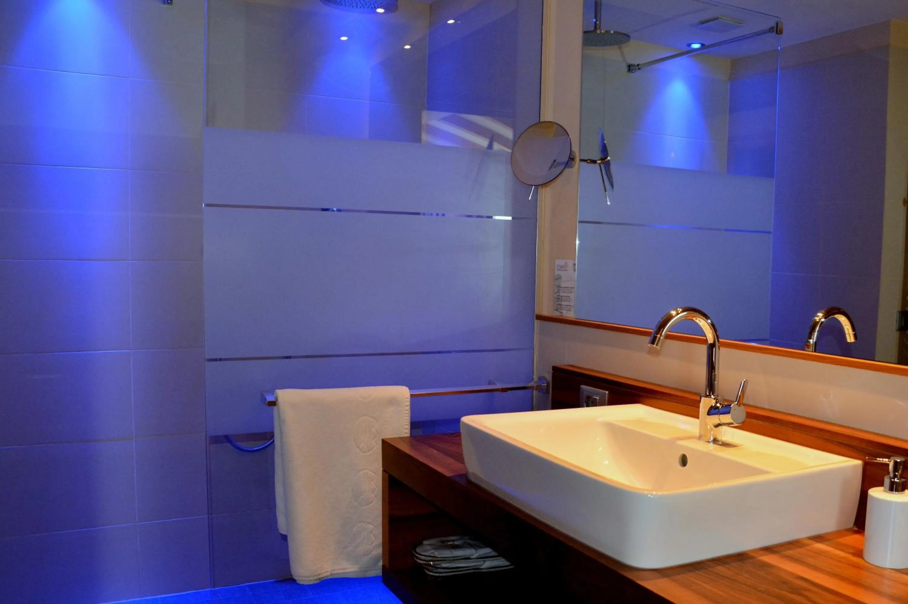 Bathroom in Hotel Emmy - five elements