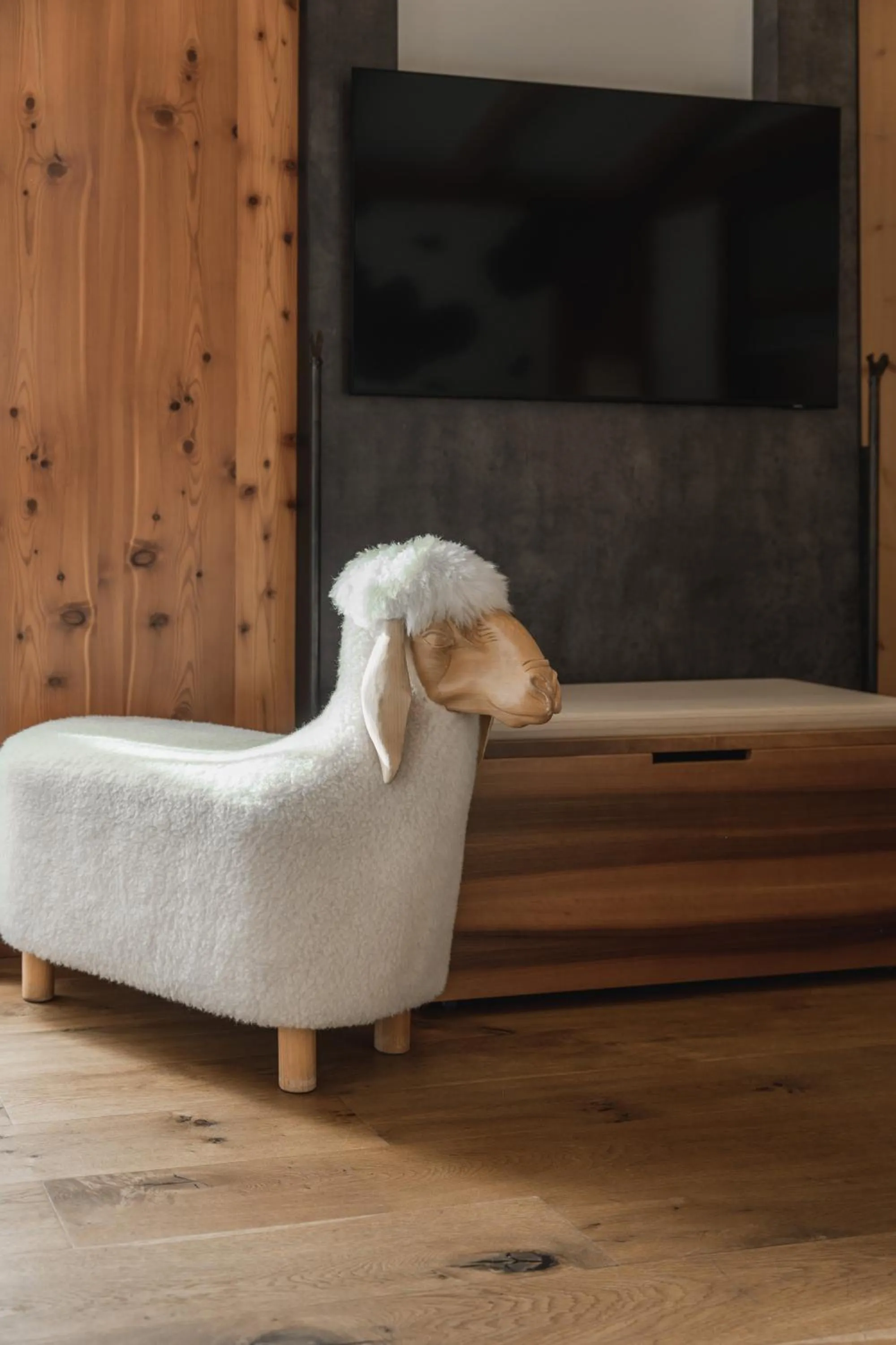 Decorative detail in Hotel Emmy - five elements