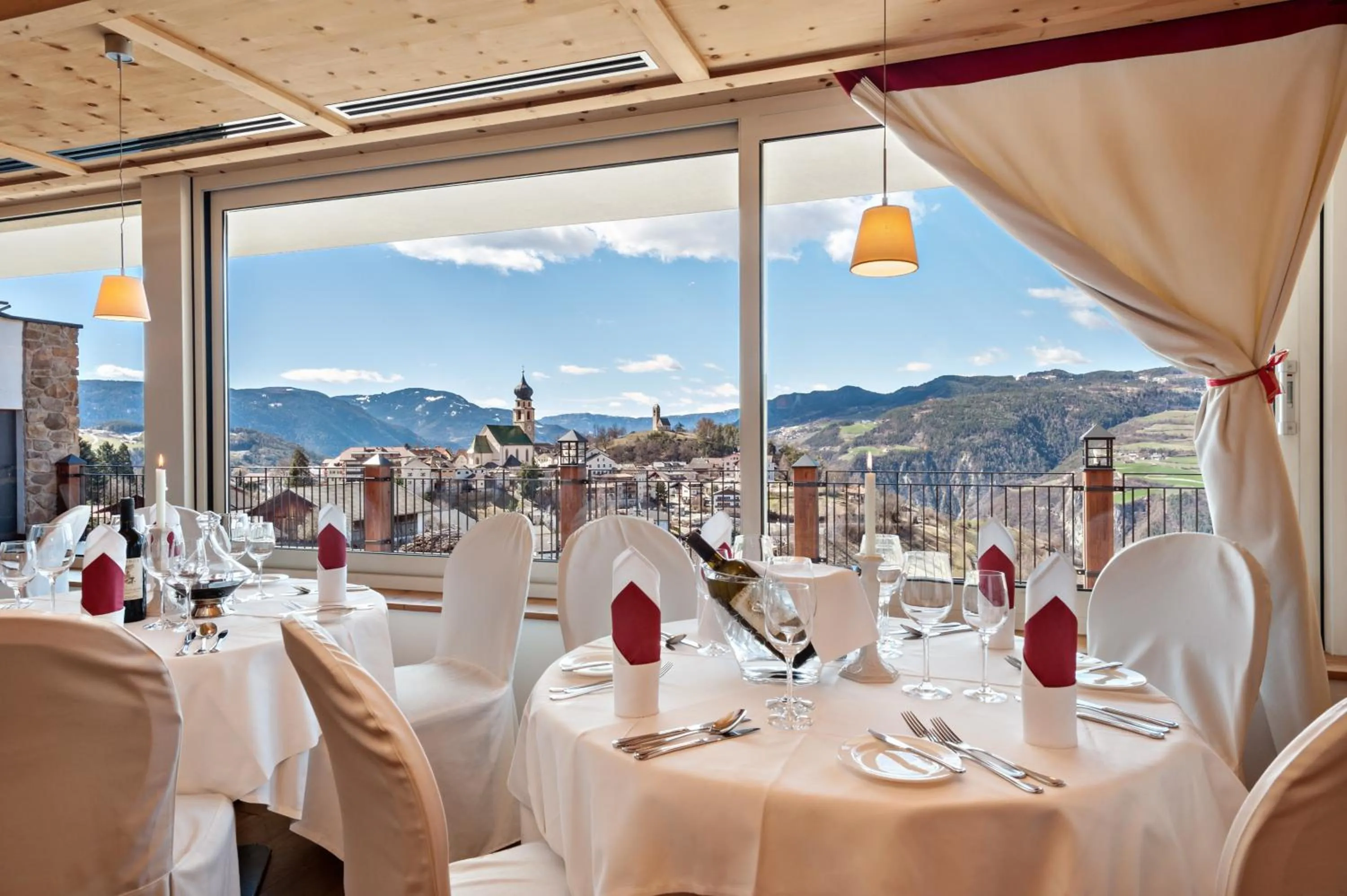 Restaurant/places to eat in Hotel Emmy - five elements