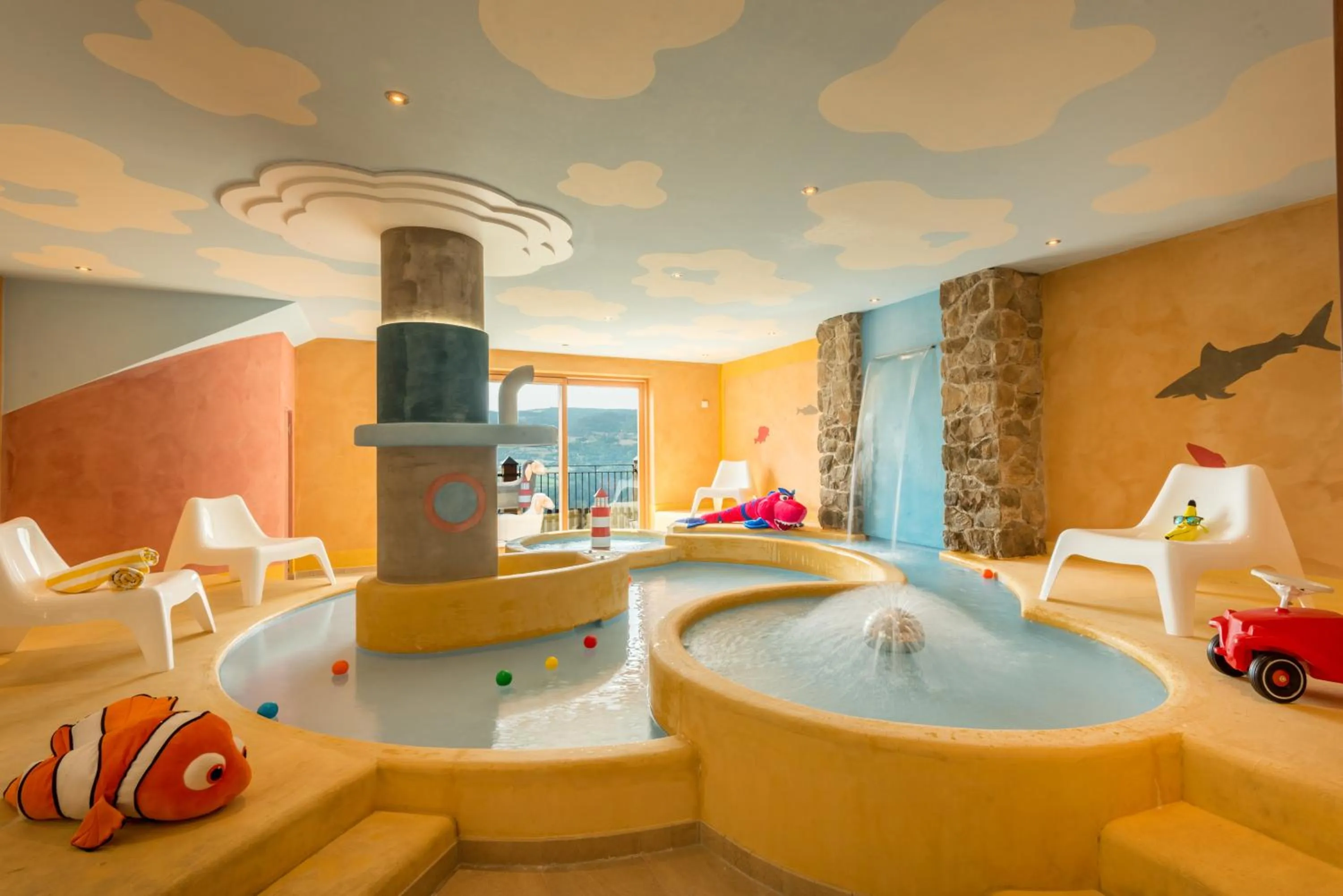 Swimming pool in Hotel Emmy - five elements