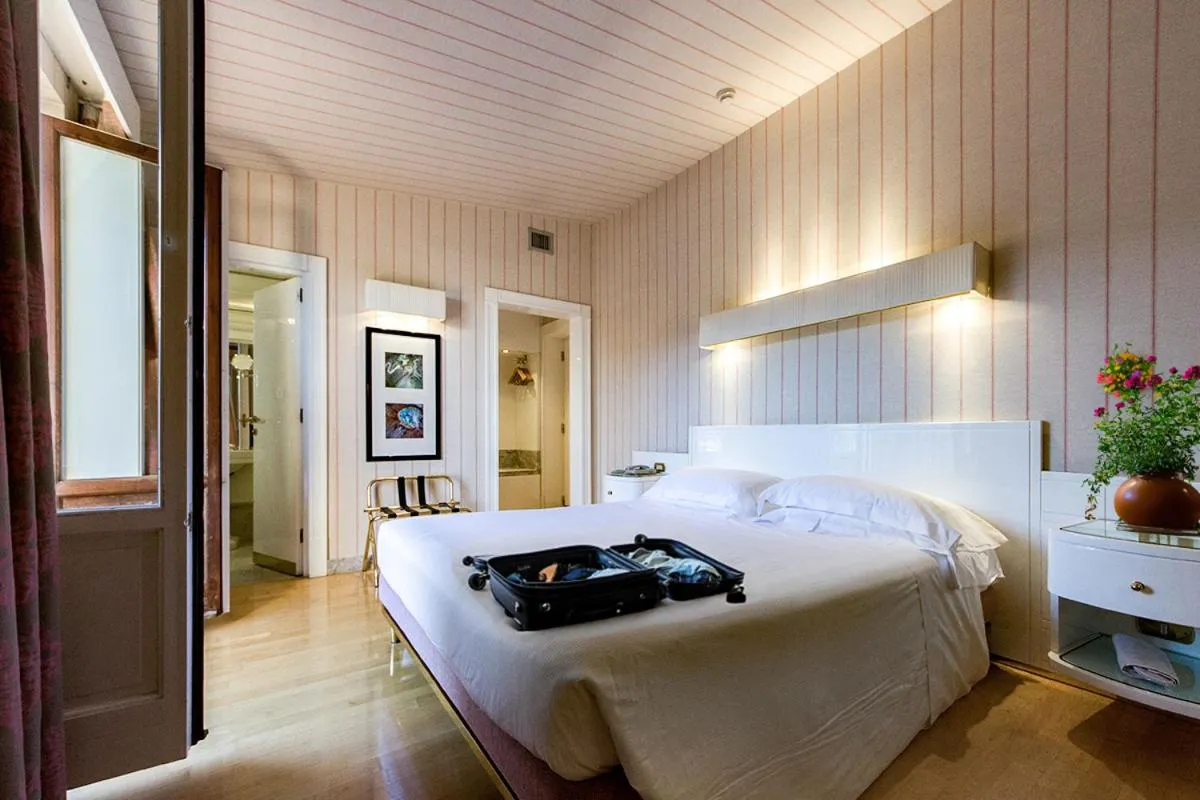 Bed in Hotel Albani Firenze