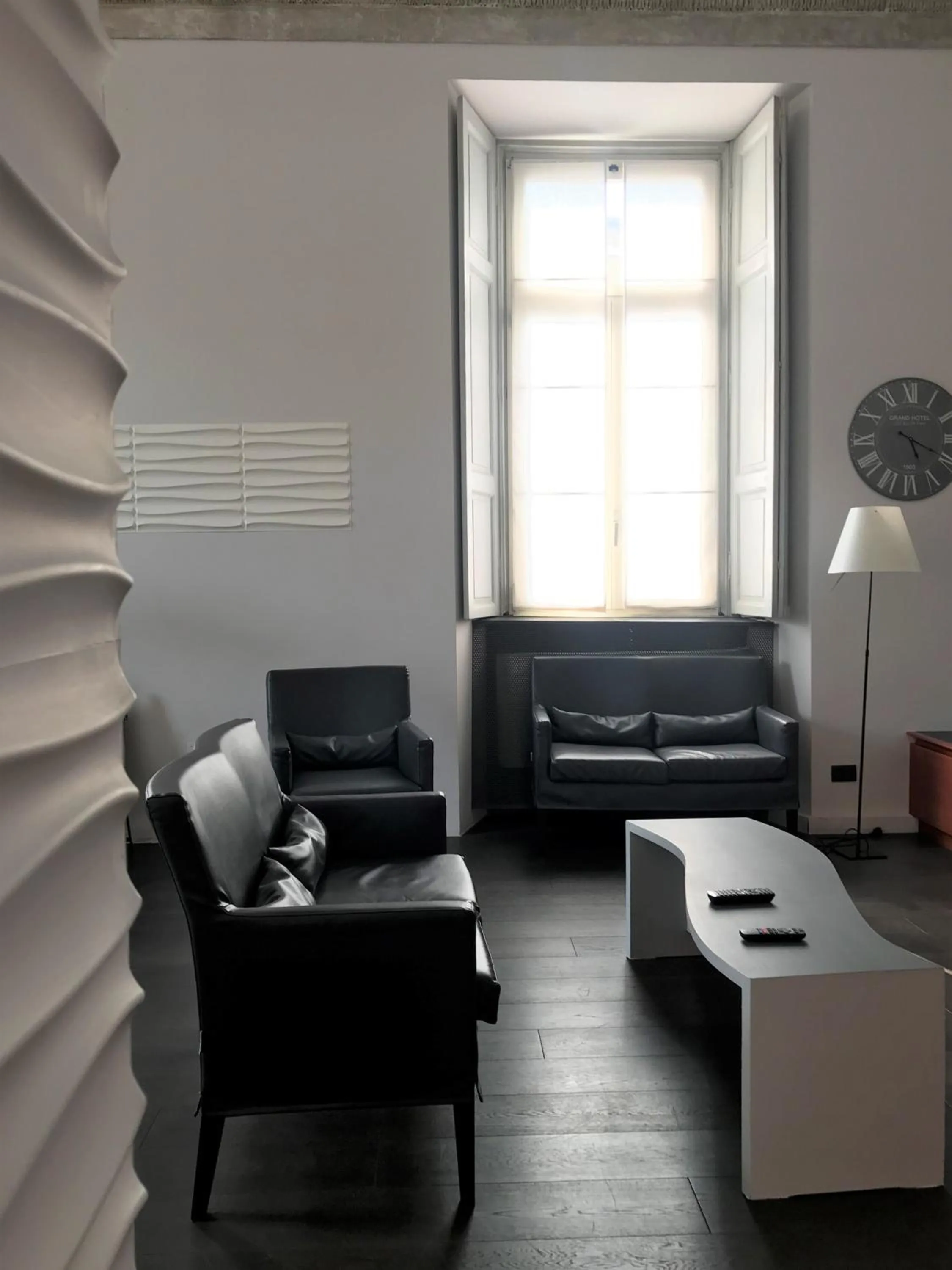 Communal lounge/ TV room in Hotel Europa Varese