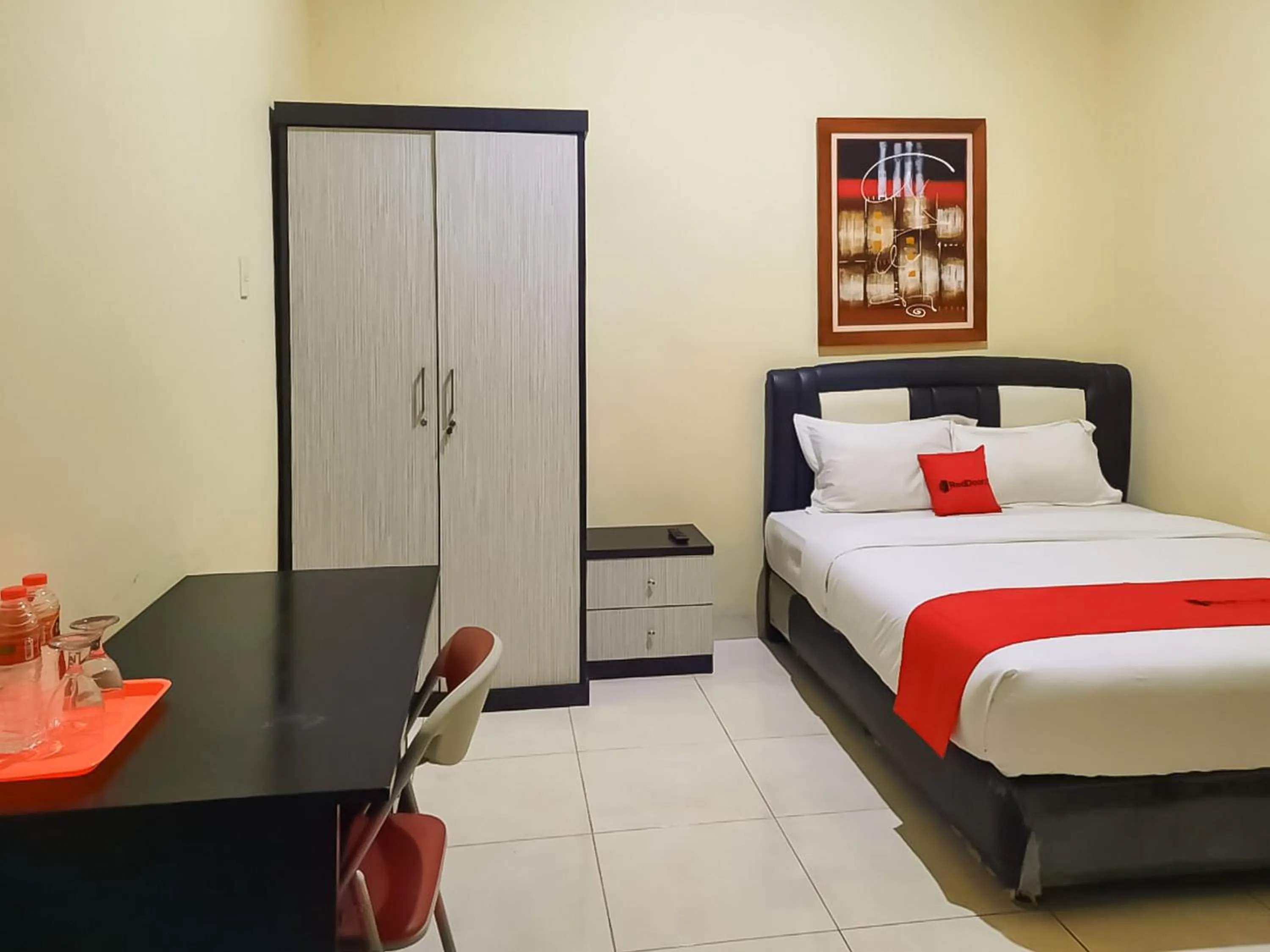 Bedroom, Bed in RedDoorz near RS Setiabudi Medan