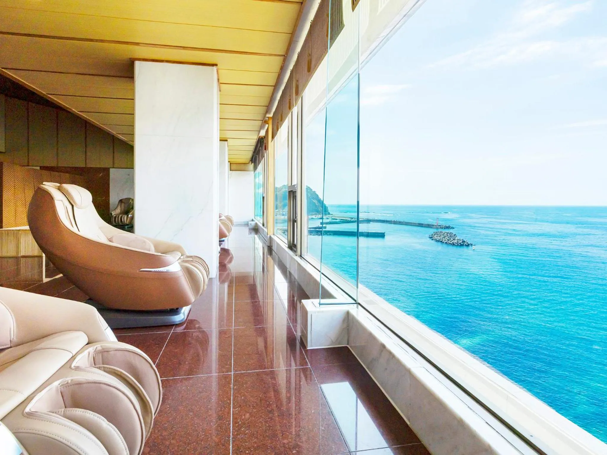 Lounge or bar in Mikazuki Sea-Park Hotel Awa Kamogawa