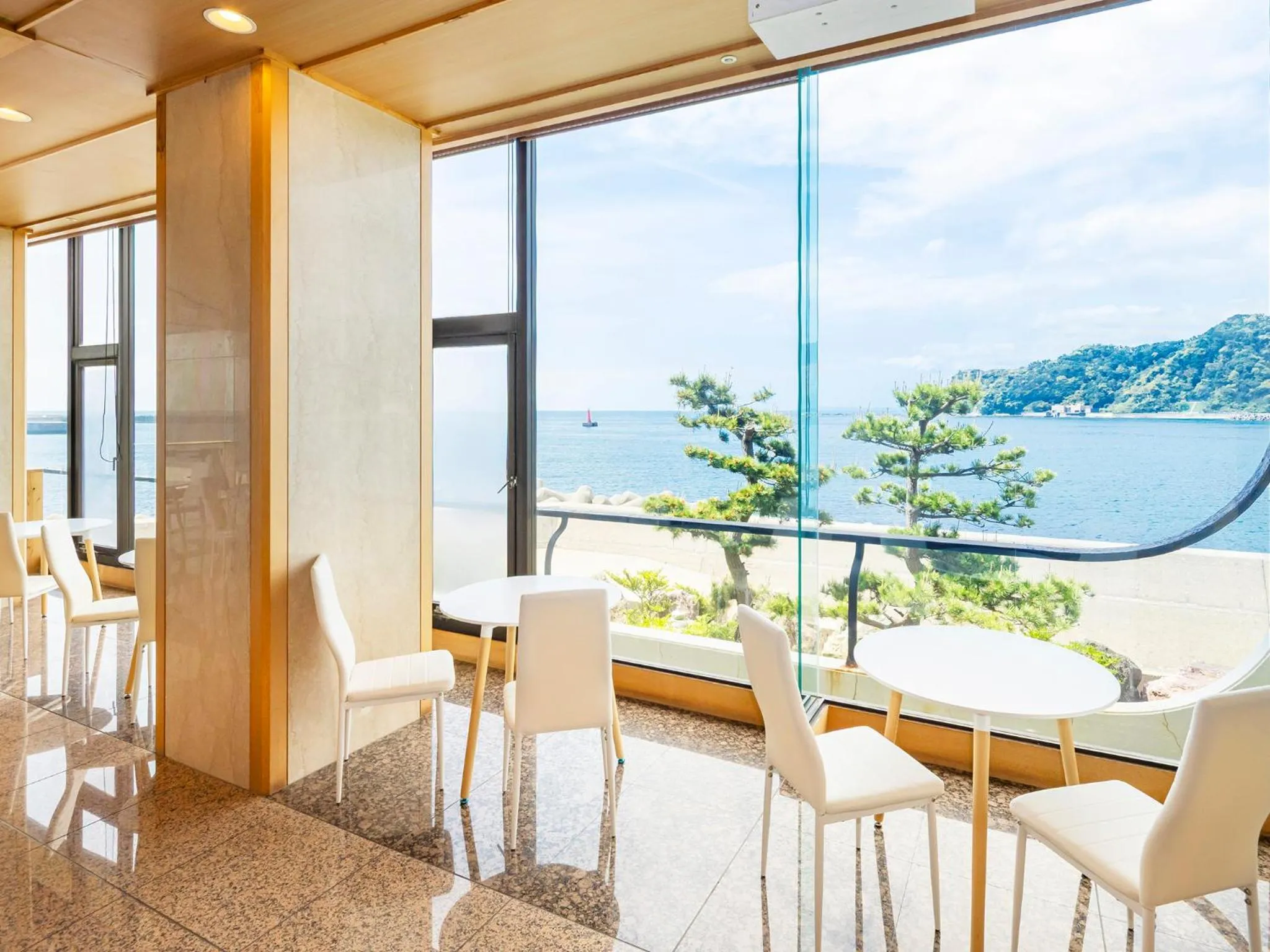 Lounge or bar in Mikazuki Sea-Park Hotel Awa Kamogawa