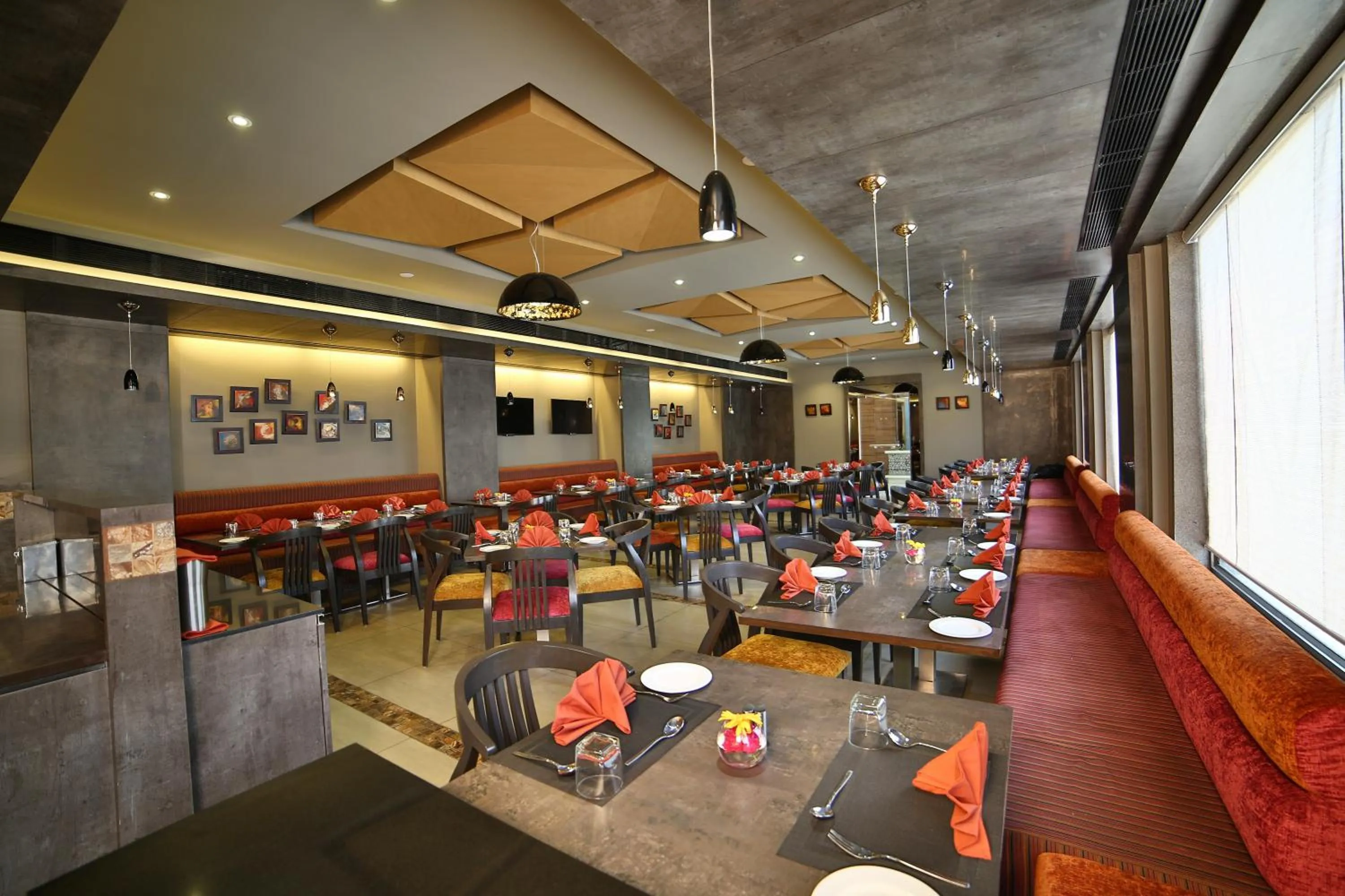 Restaurant/places to eat in HOTEL G EXPRESS Formerly Known as TGB Express