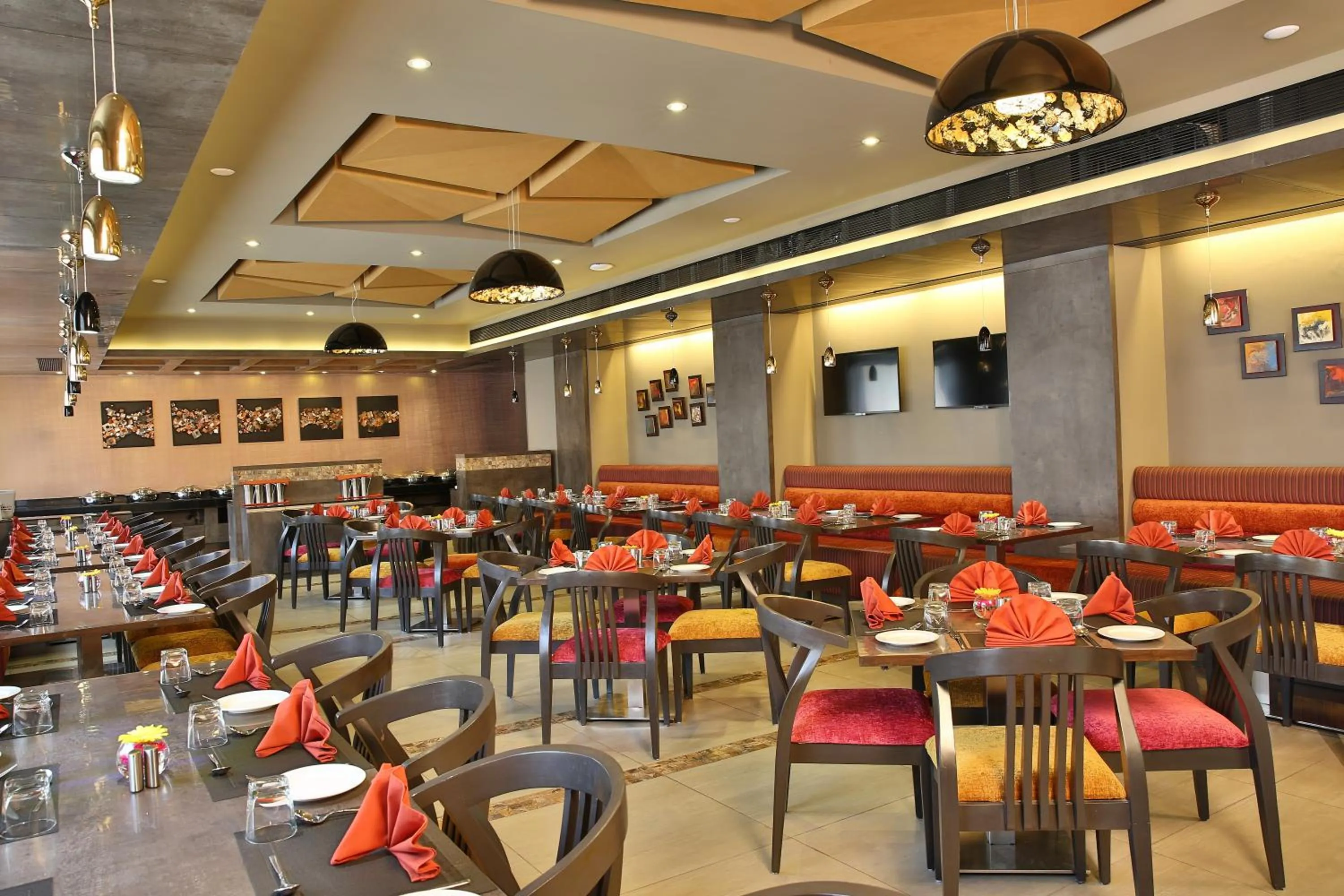 Restaurant/places to eat in HOTEL G EXPRESS Formerly Known as TGB Express